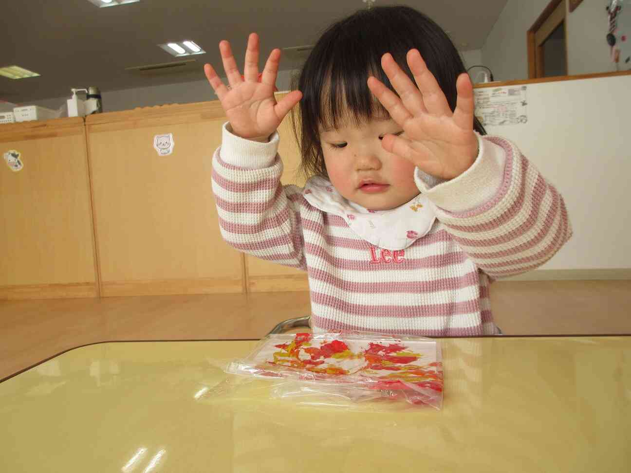 ０歳児（ひよこ組）・絵具遊び