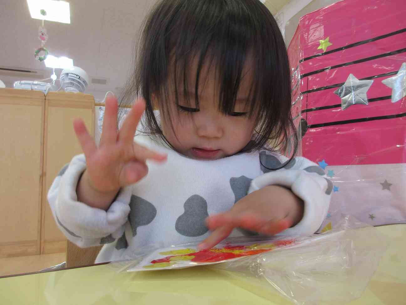 ０歳児クラス（ひよこ組）・絵具遊び
