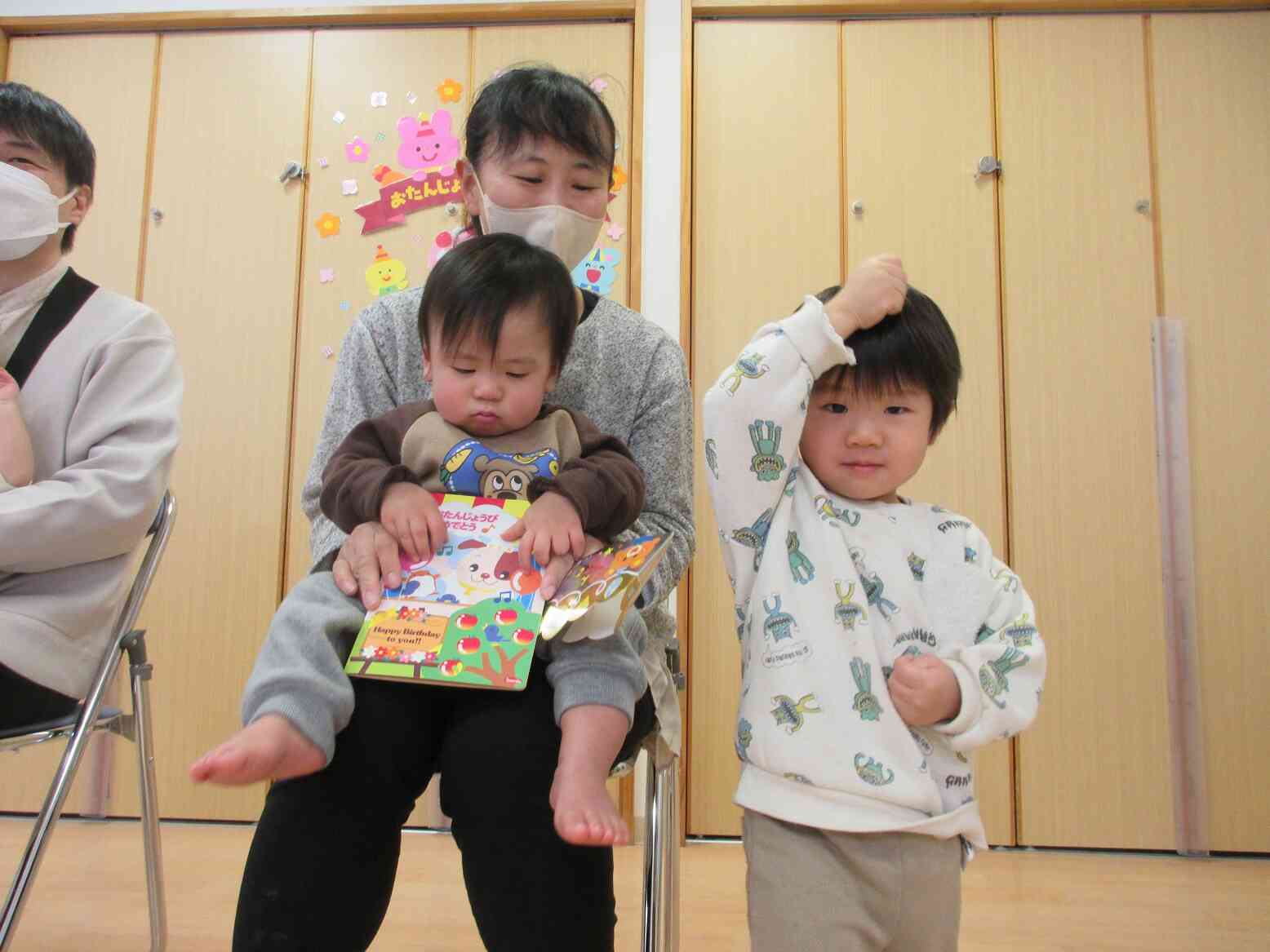 プレゼントを渡して一緒に記念撮影。