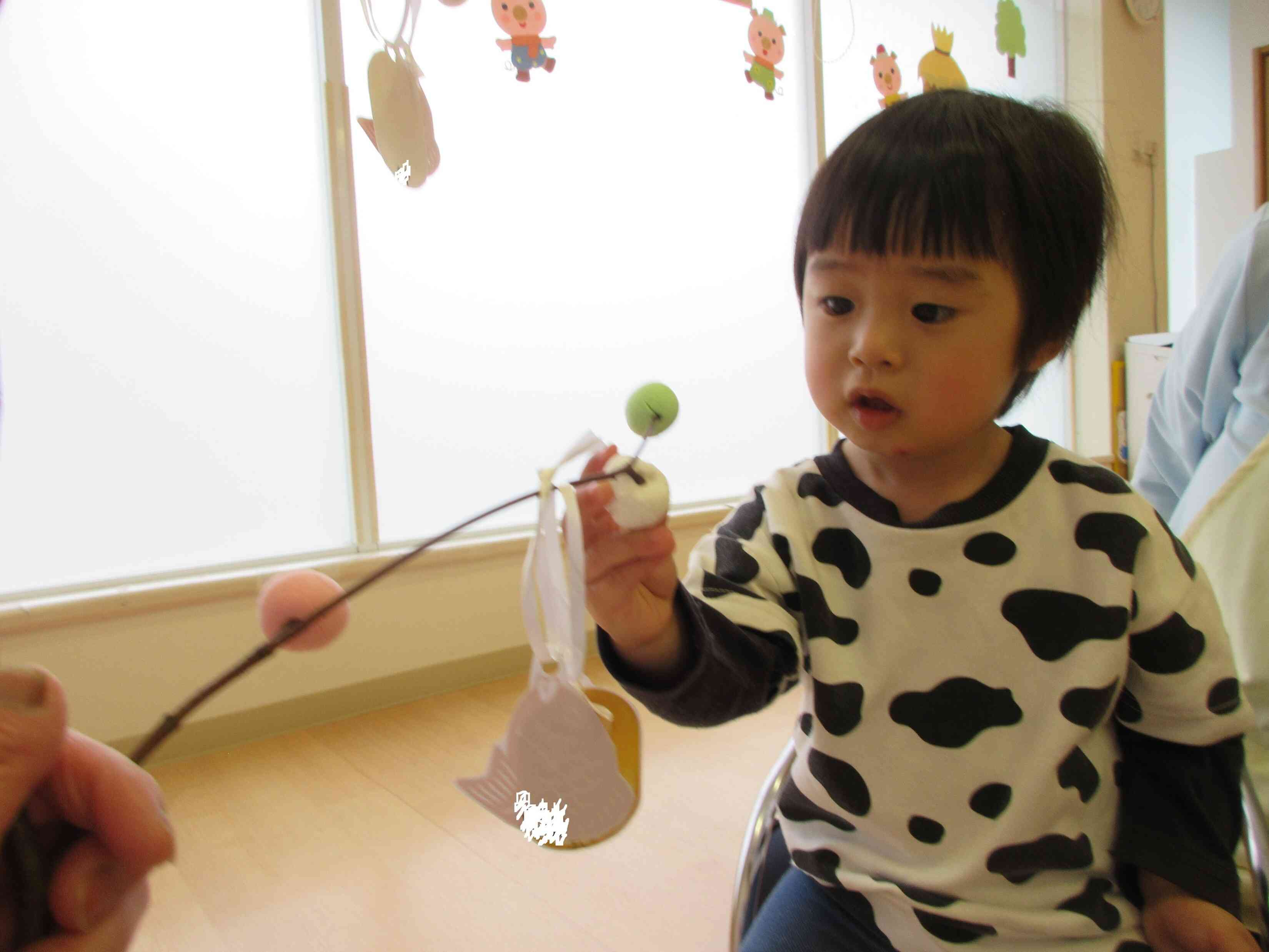 ０歳児さんも上手にだんごをつけました。