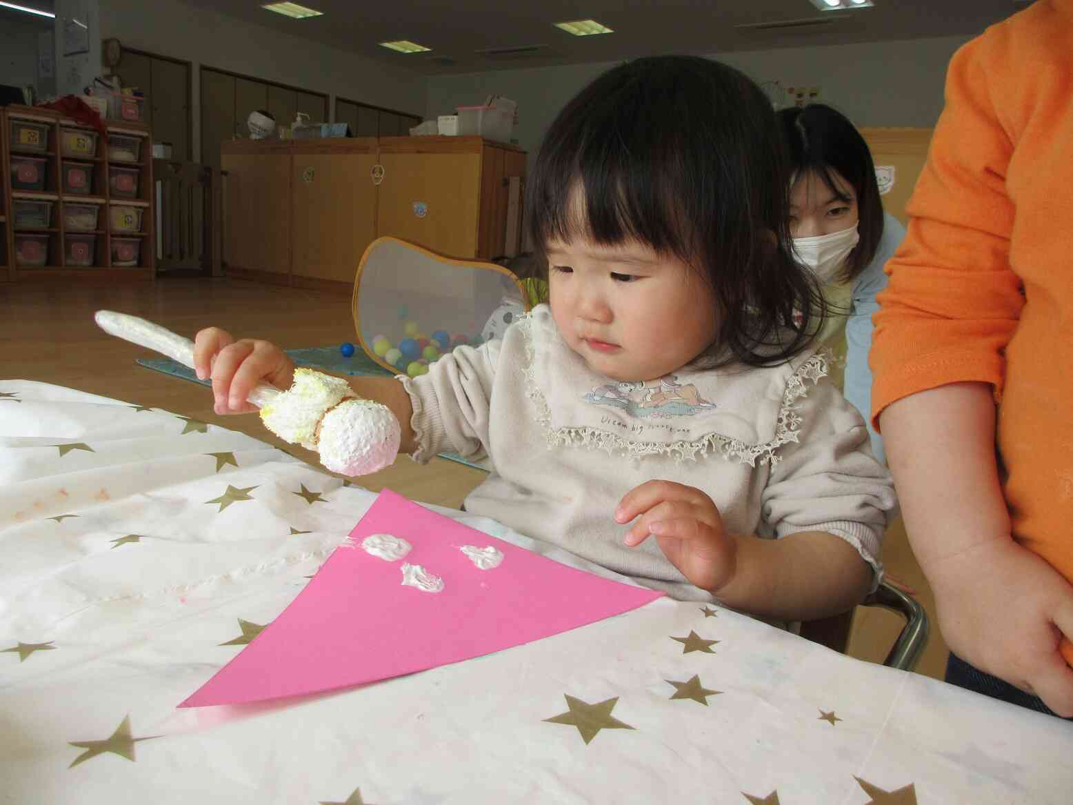 0歳児クラス「ひな飾り製作」②