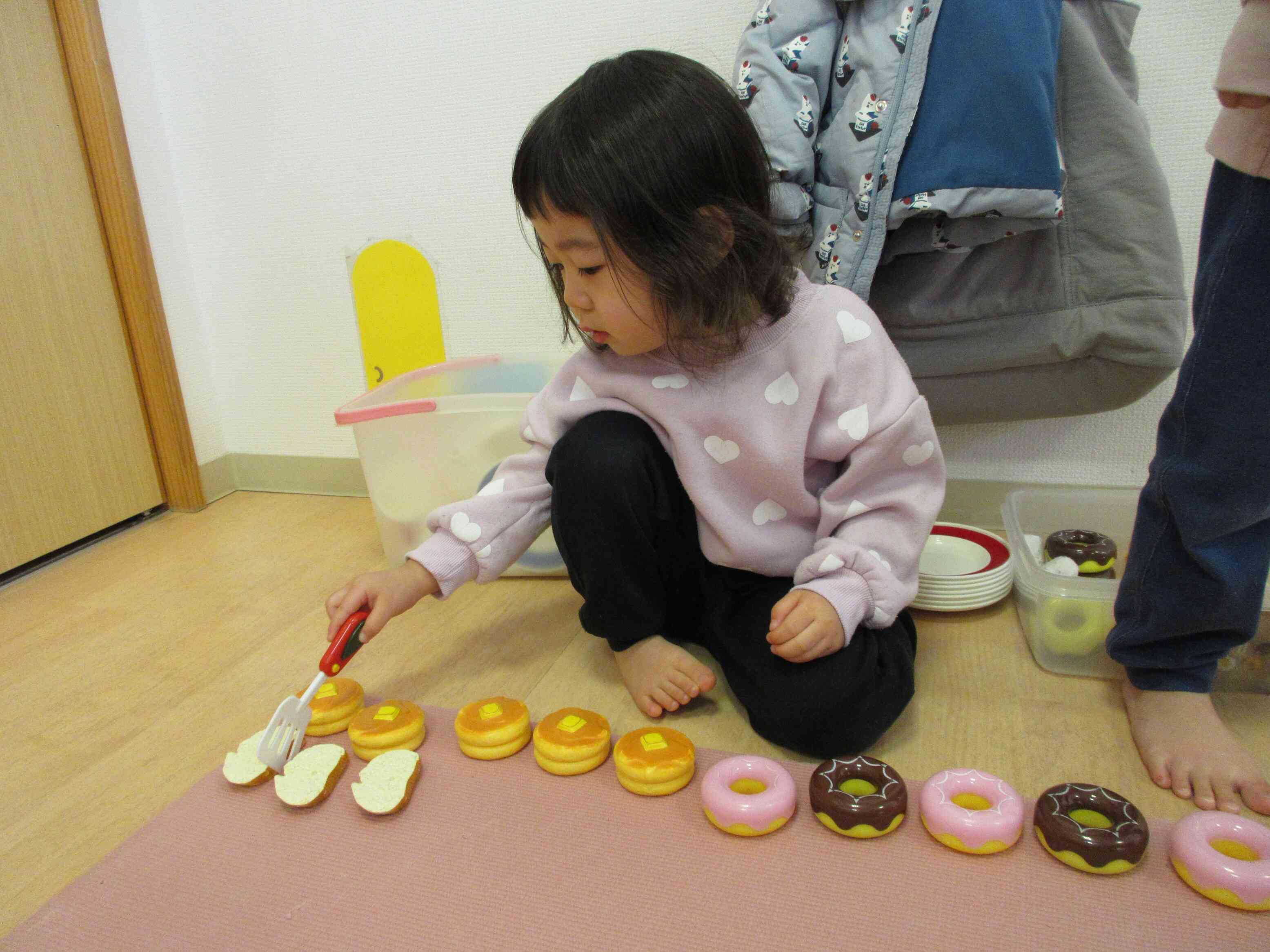 1歳児・あひる組、2歳児・うさぎ組「お店屋さんごっこ」