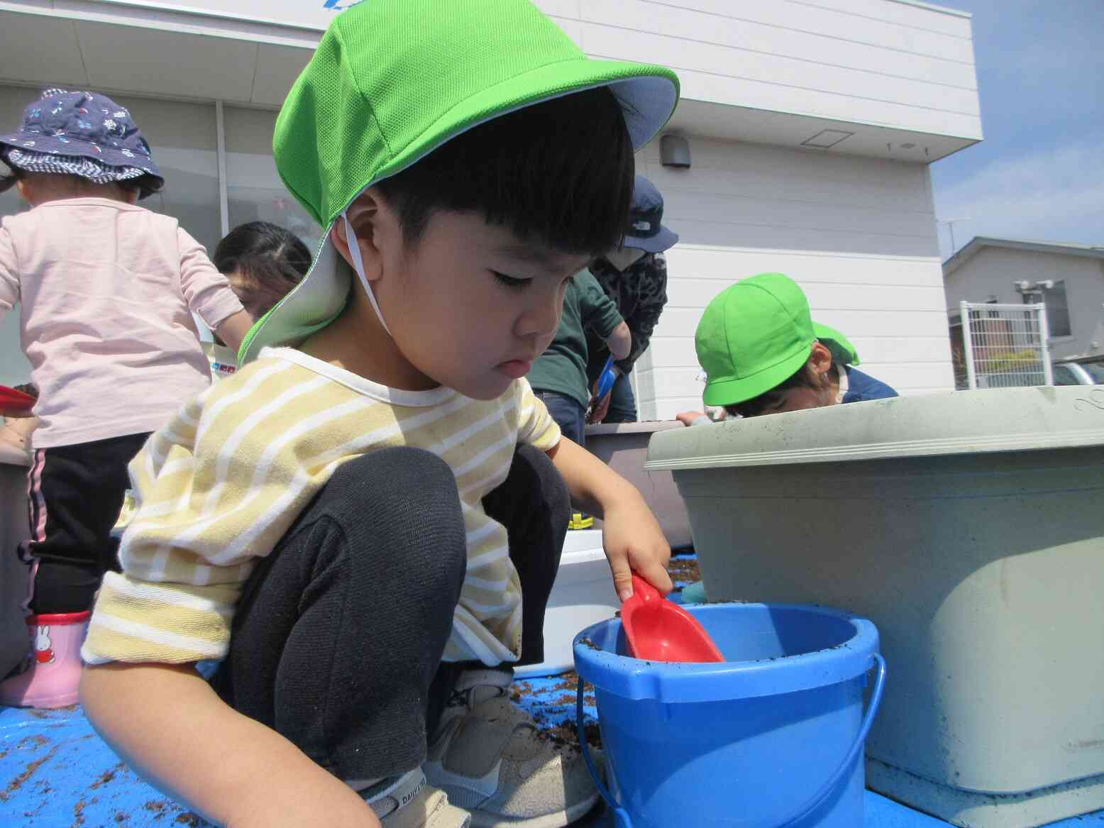 シャベルを使って、土遊び☆