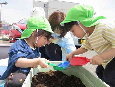 2歳児クラス（土遊び）