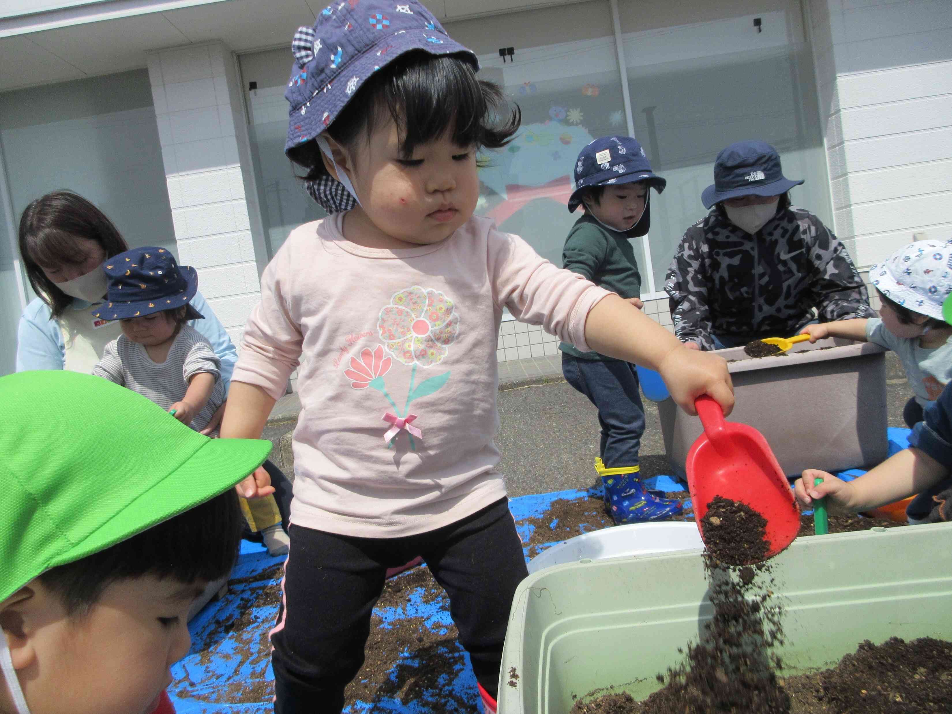 スコップでよいしょ！よいしょ！