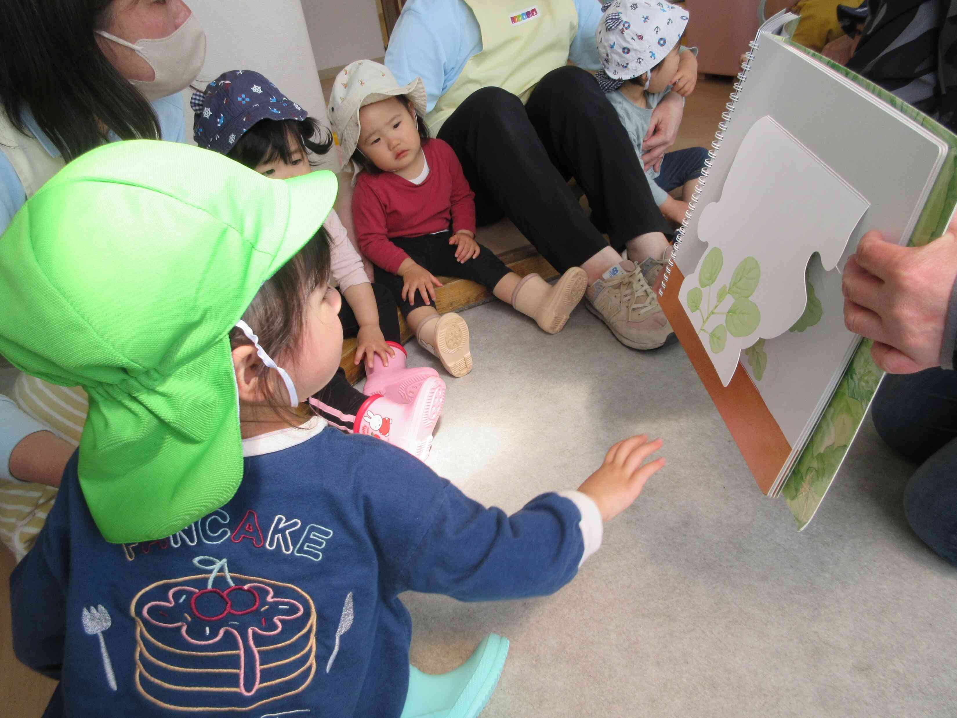 今月の食育は野菜作り①土入れを行いました♪