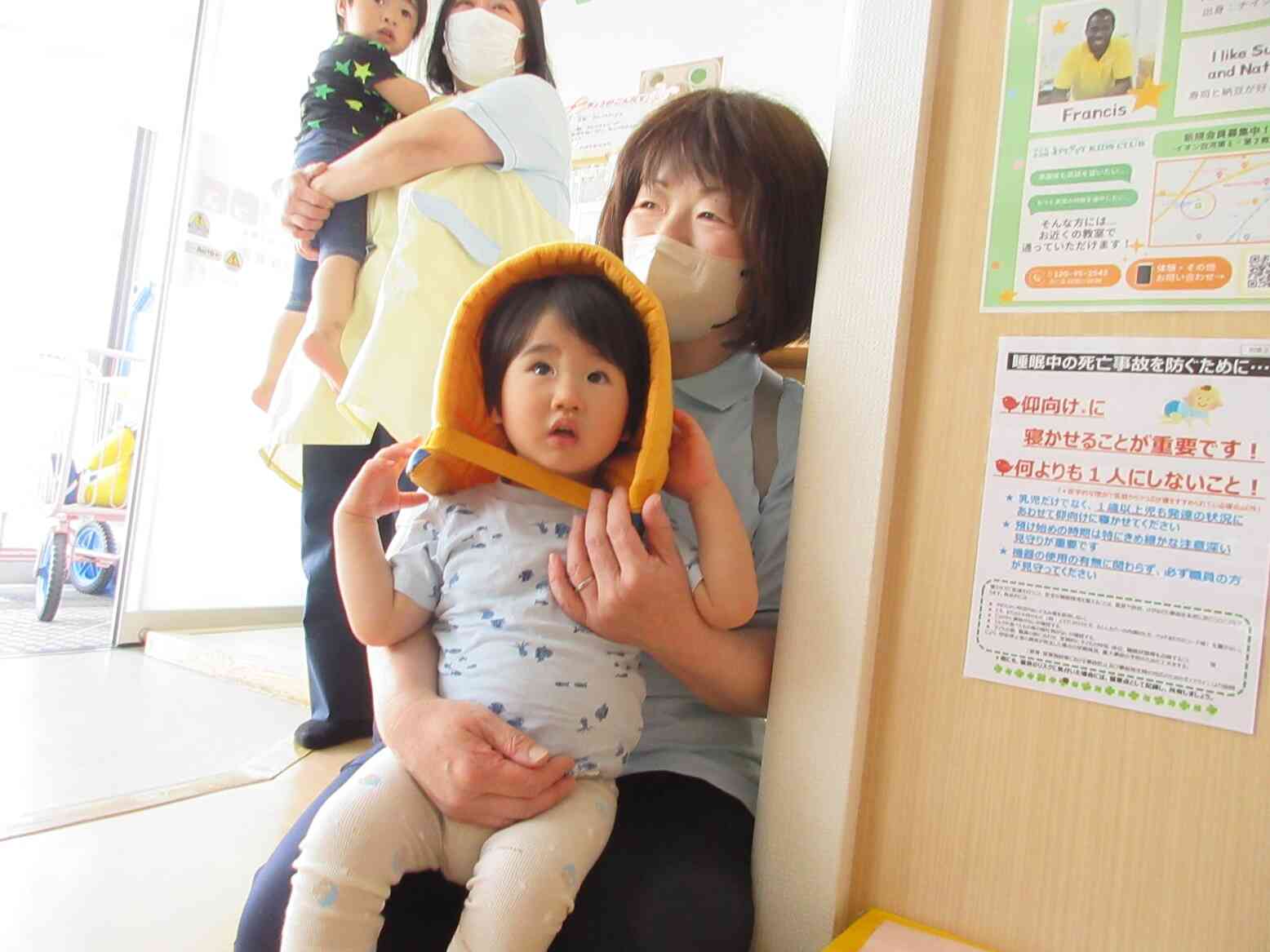 上手に防災頭巾をかぶれたね。