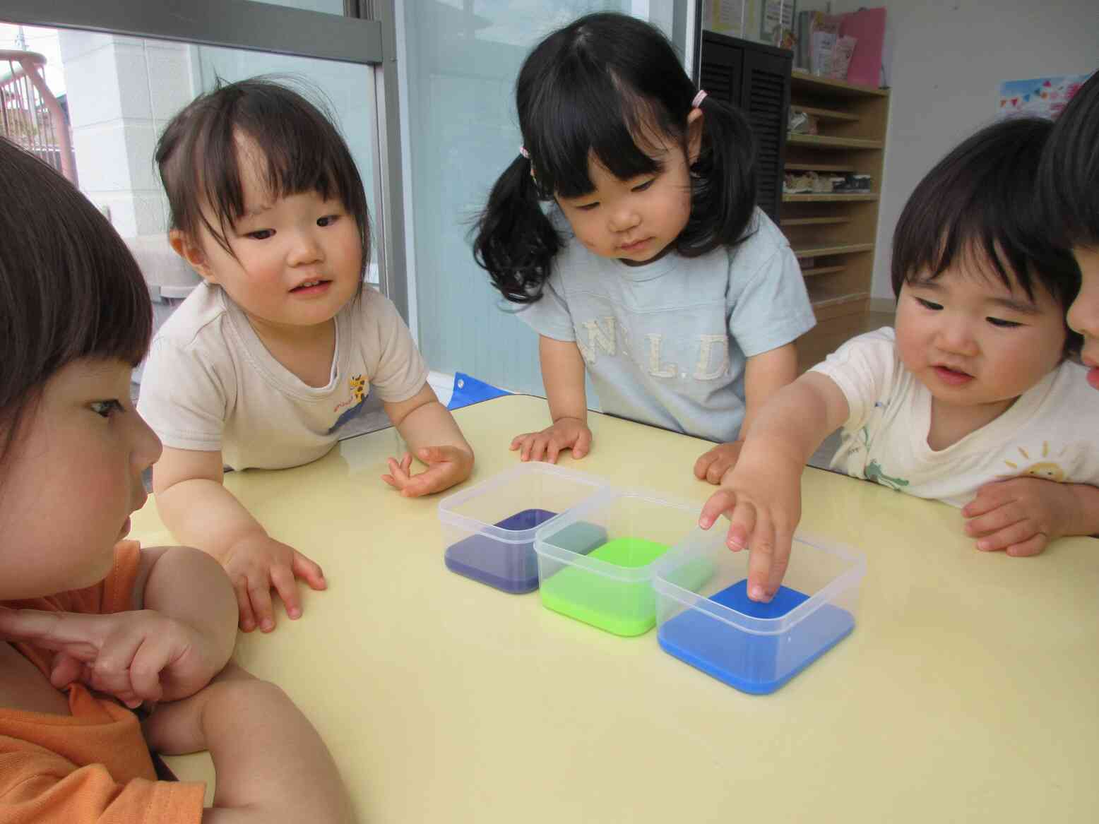 １・2歳児クラス「色水遊び」