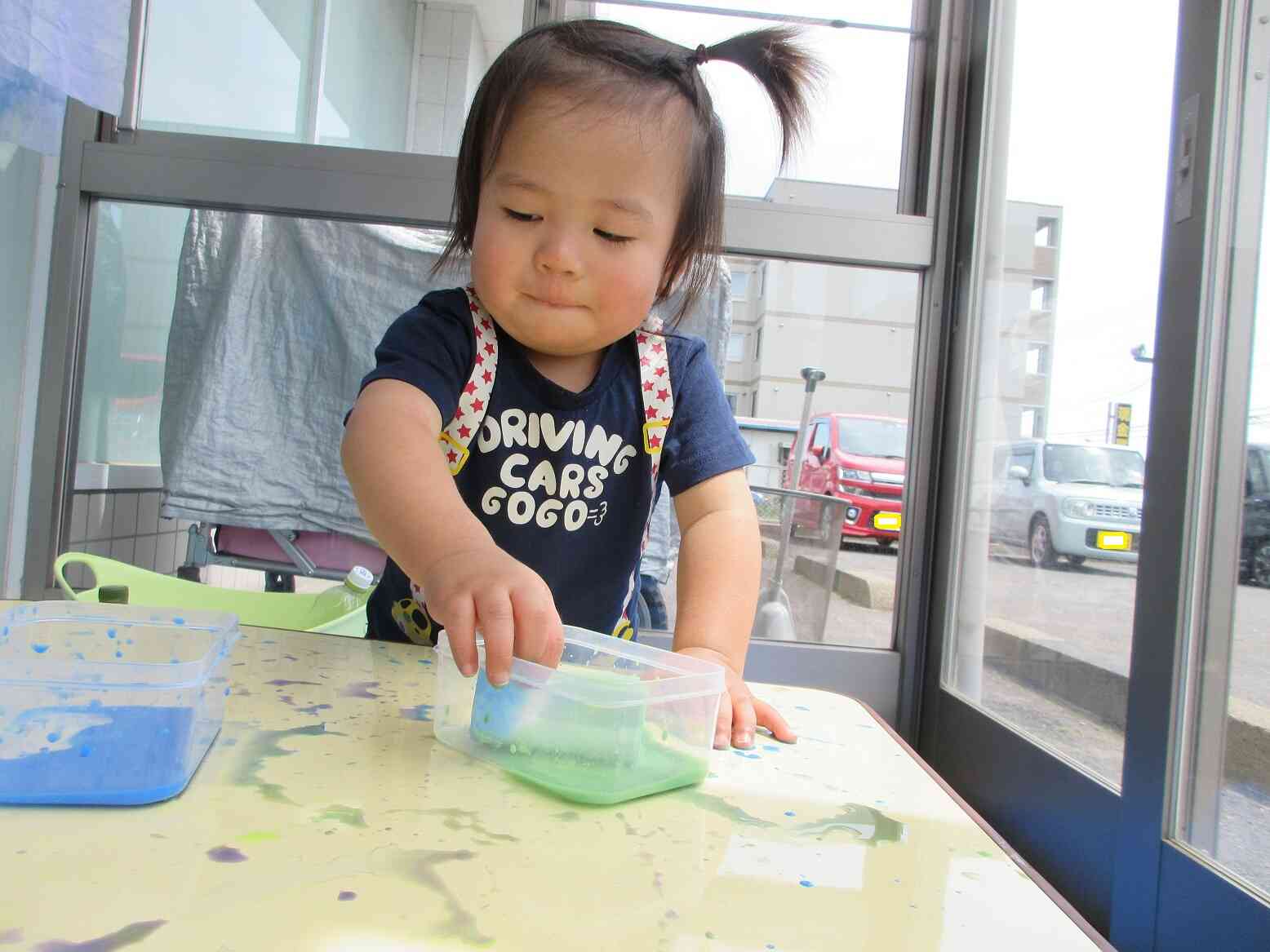 この色水に入れると、どんな色に染めれるかな?