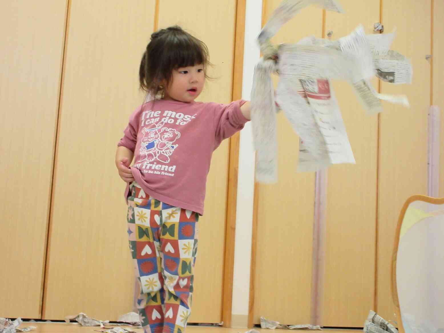 1・2歳児クラス　新聞紙遊び