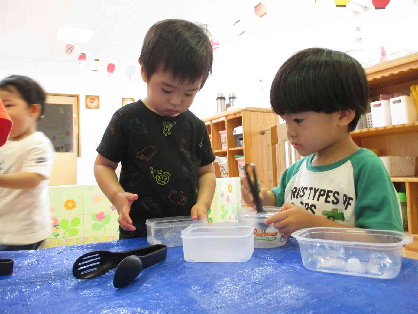 1，2歳児　氷遊び