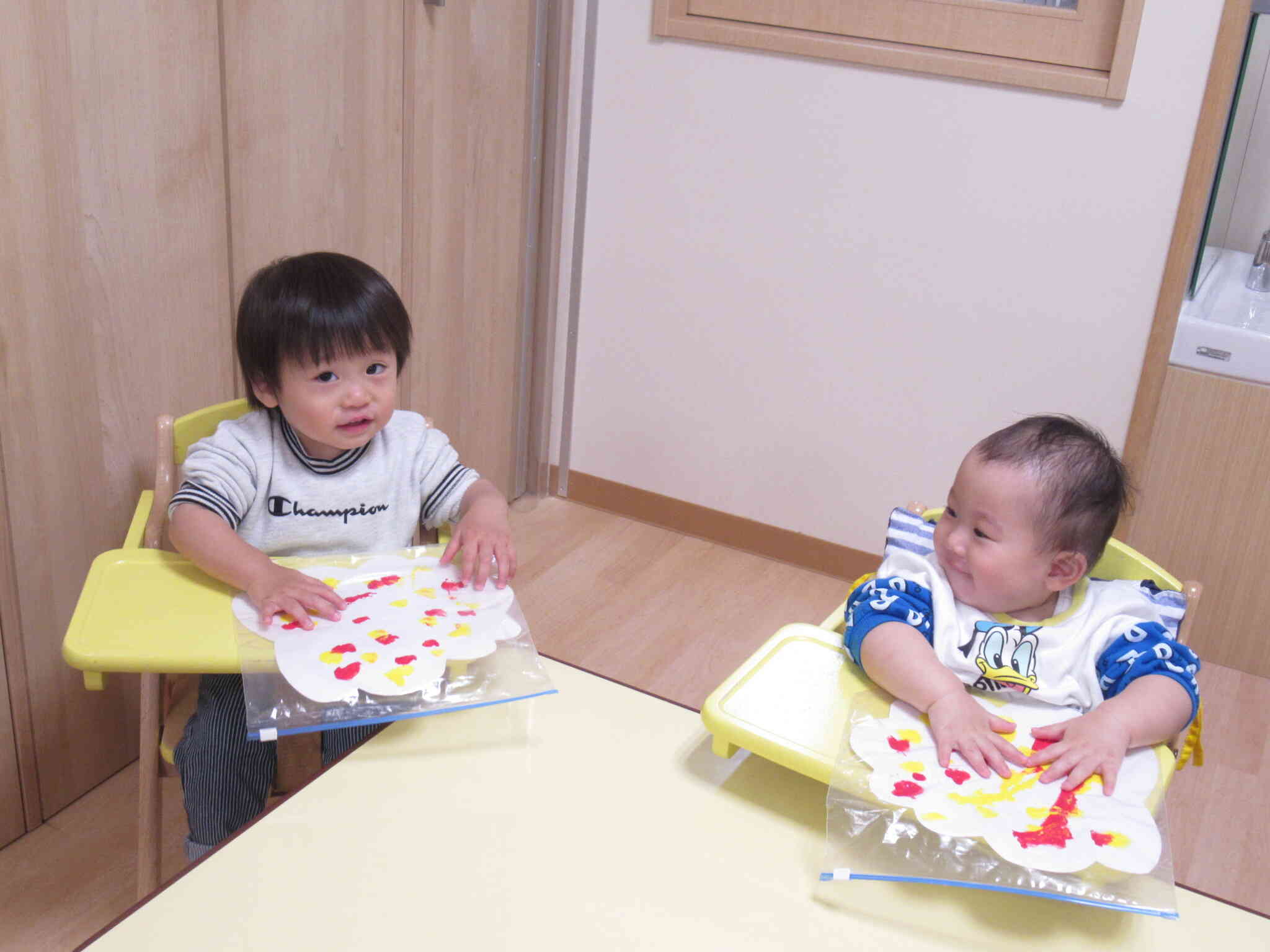 お友だちと一緒にペタペタ