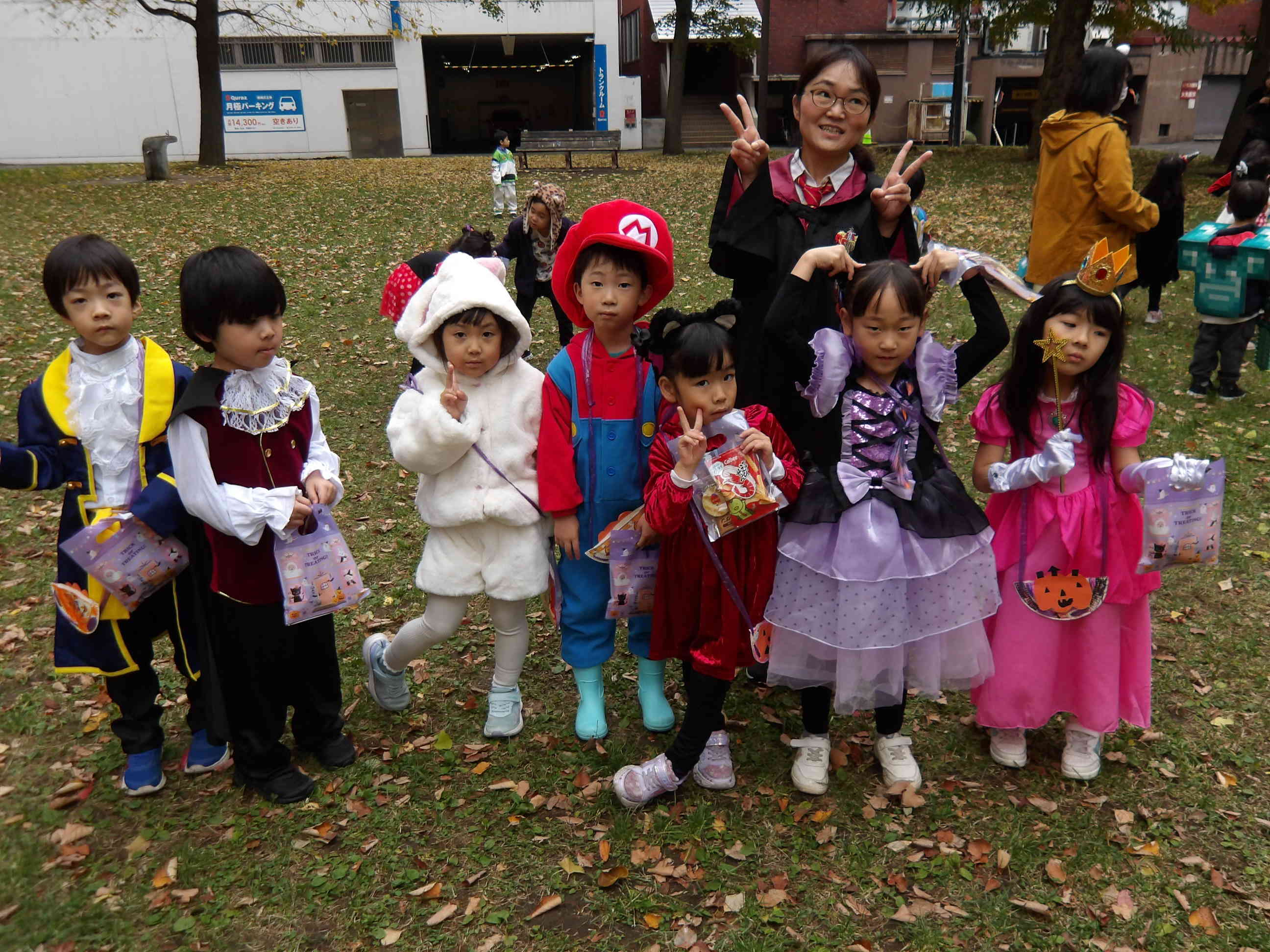 みんなお菓子もらえてよかったね。