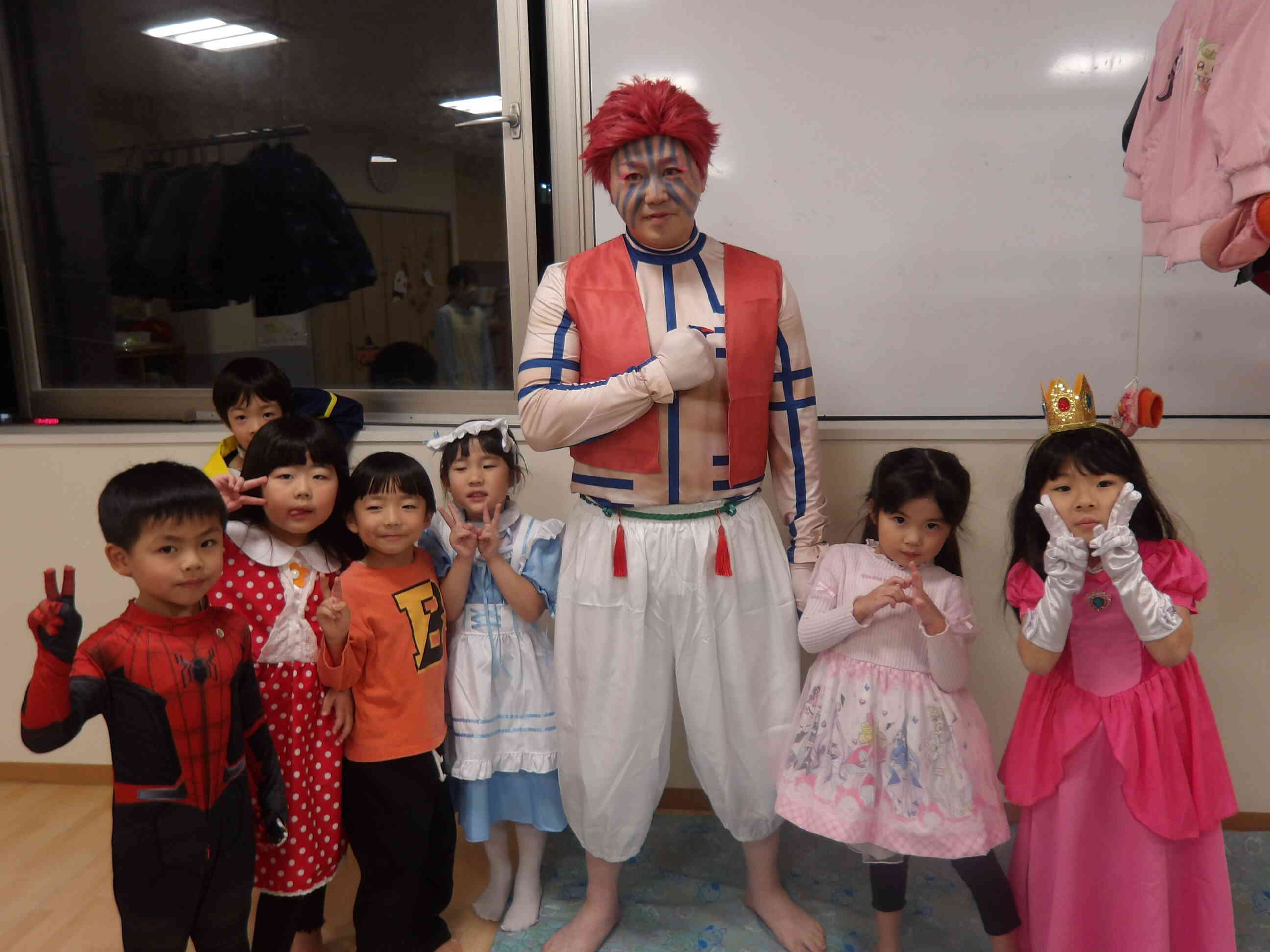 保護者の方も仮装してくれました。ありがとうございます。