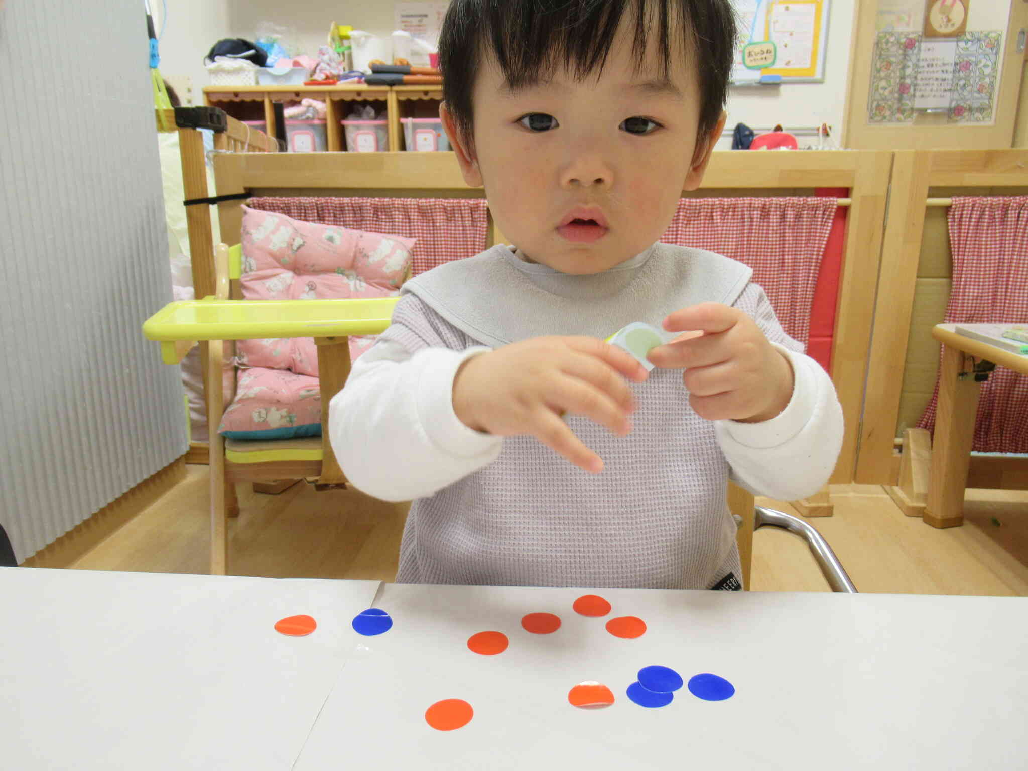 ぺたんぺたん！たくさん貼ろう！