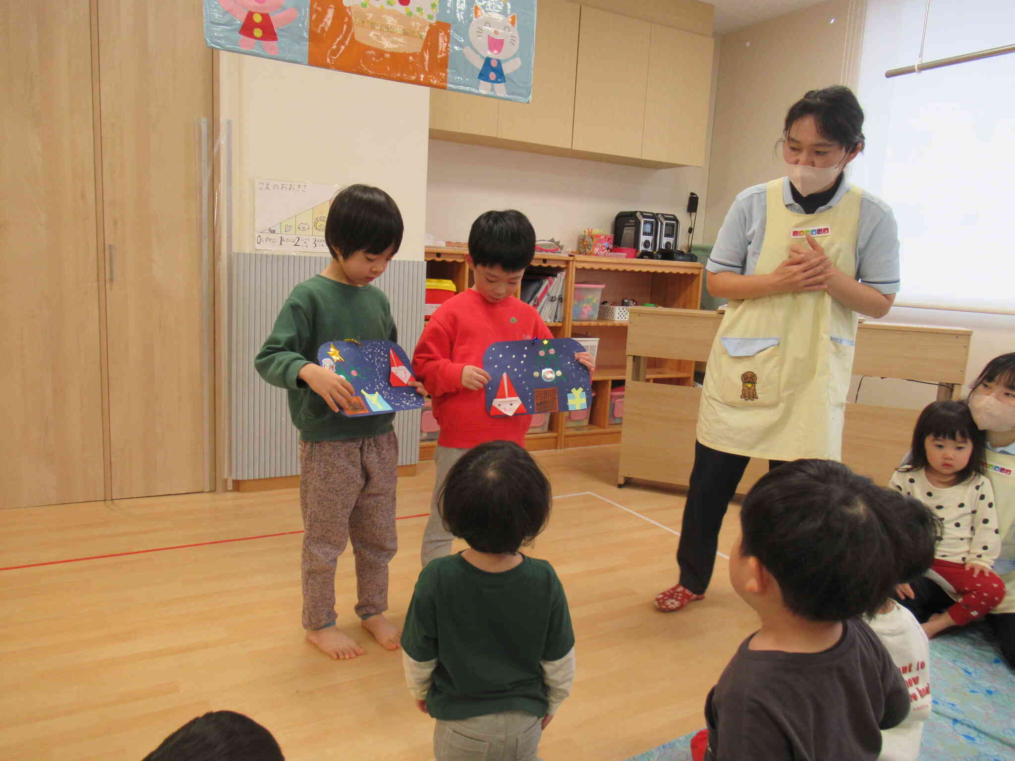 5歳児はサンタの折り紙を折ったり、手紙を書いたりしました。