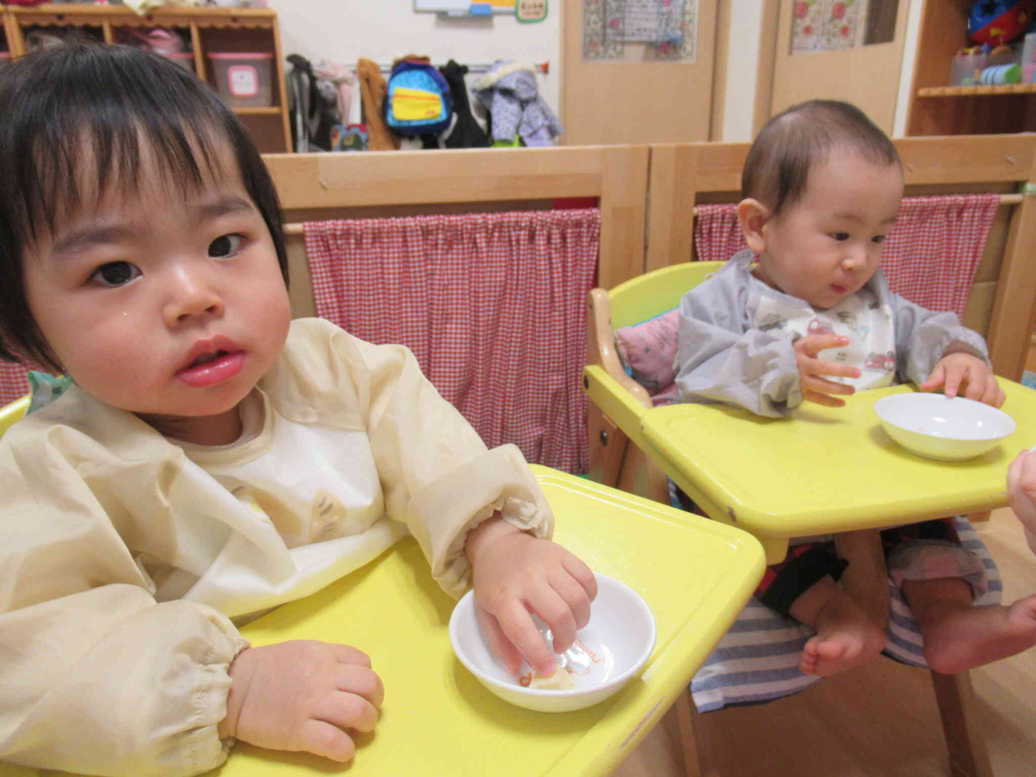 0歳児手掴みで上手に食べていました！