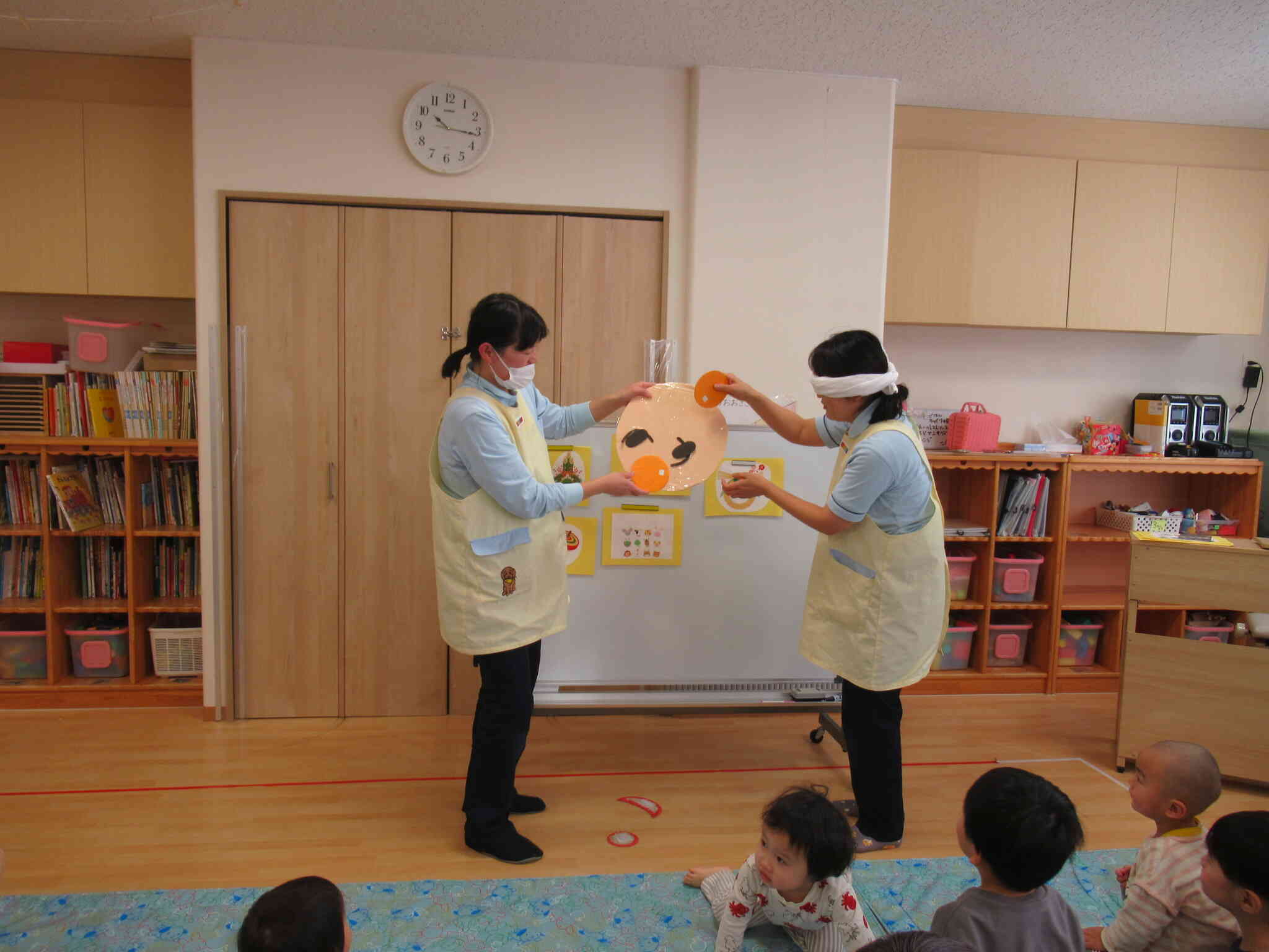 先生たちが福笑いの見本！