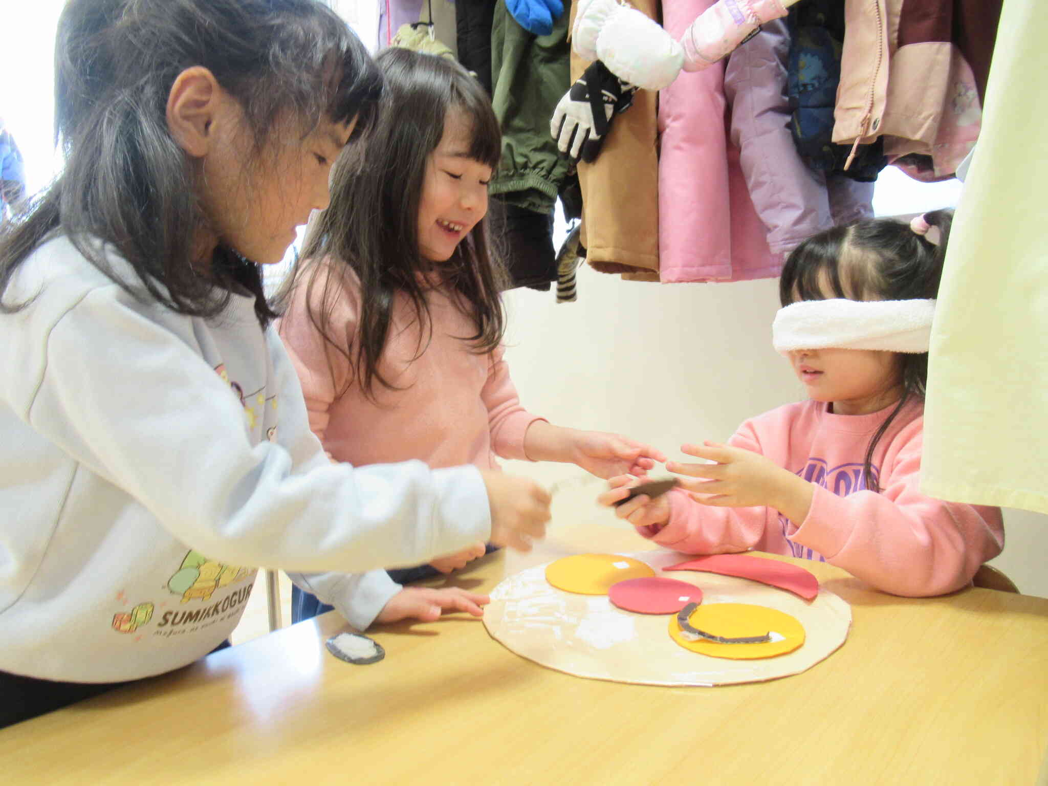 会のあとは幼児クラスで福笑いなどで遊びましたよ！