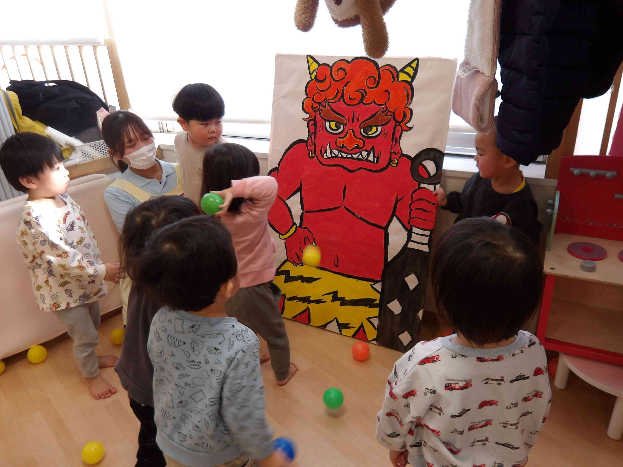 2歳児もお部屋で豆まきごっこ