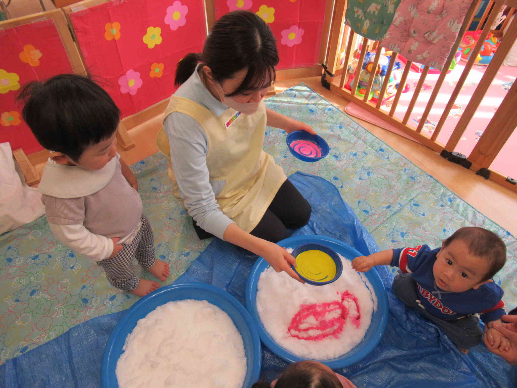 0歳児の色水遊び