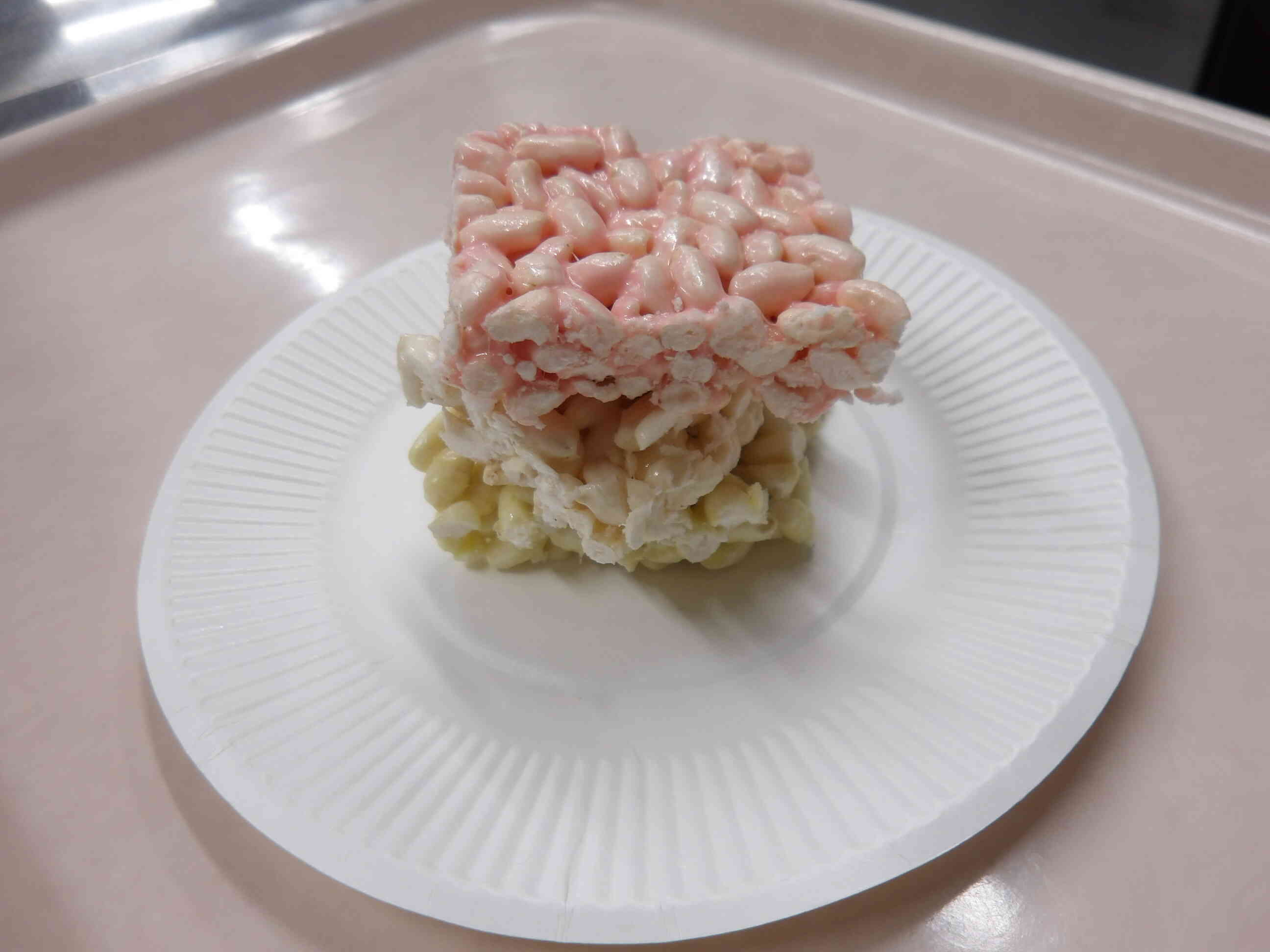 おやつは人気のマシュマロおこしをひな祭り風にしました。