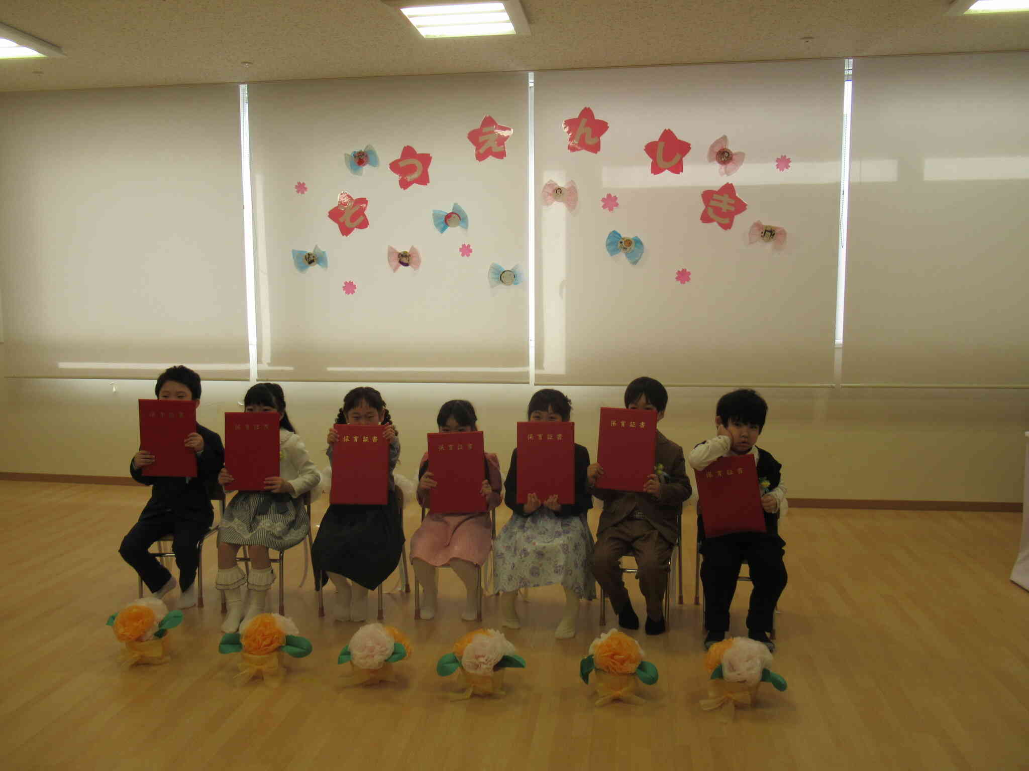 証書からちらっとお顔が見えてます