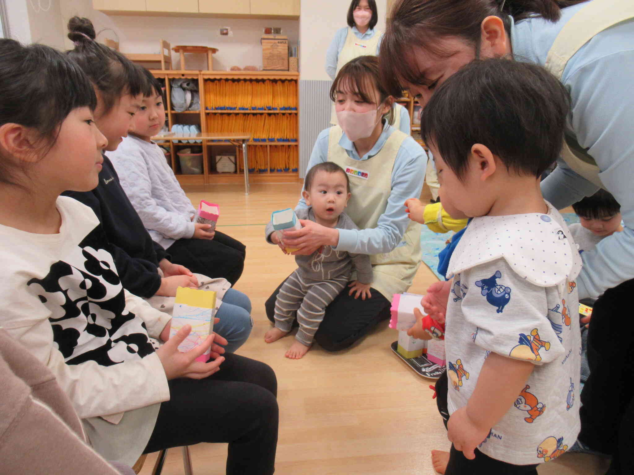 プレゼント、感謝の気落ちを込めて。はいどうぞ