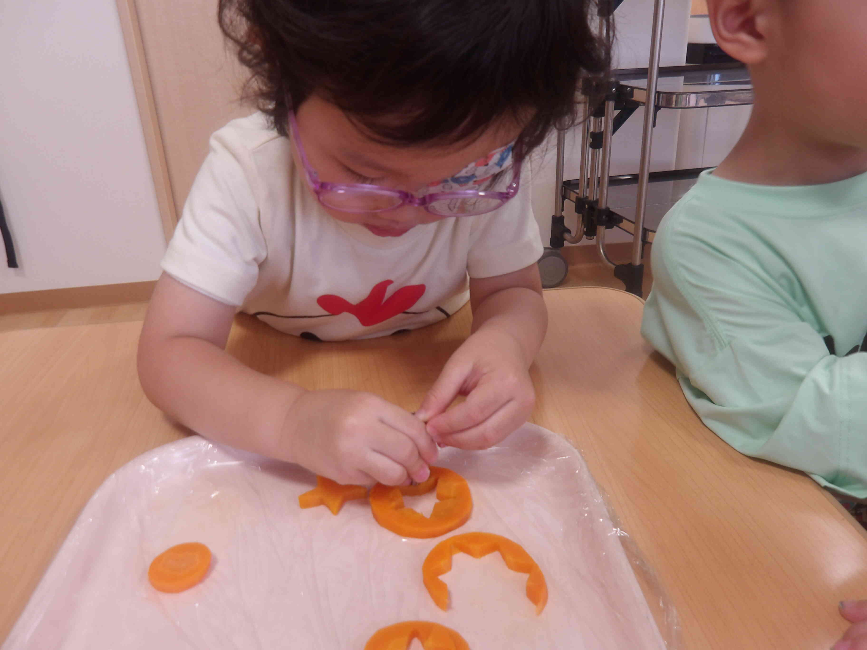 食育（人参の型抜き）