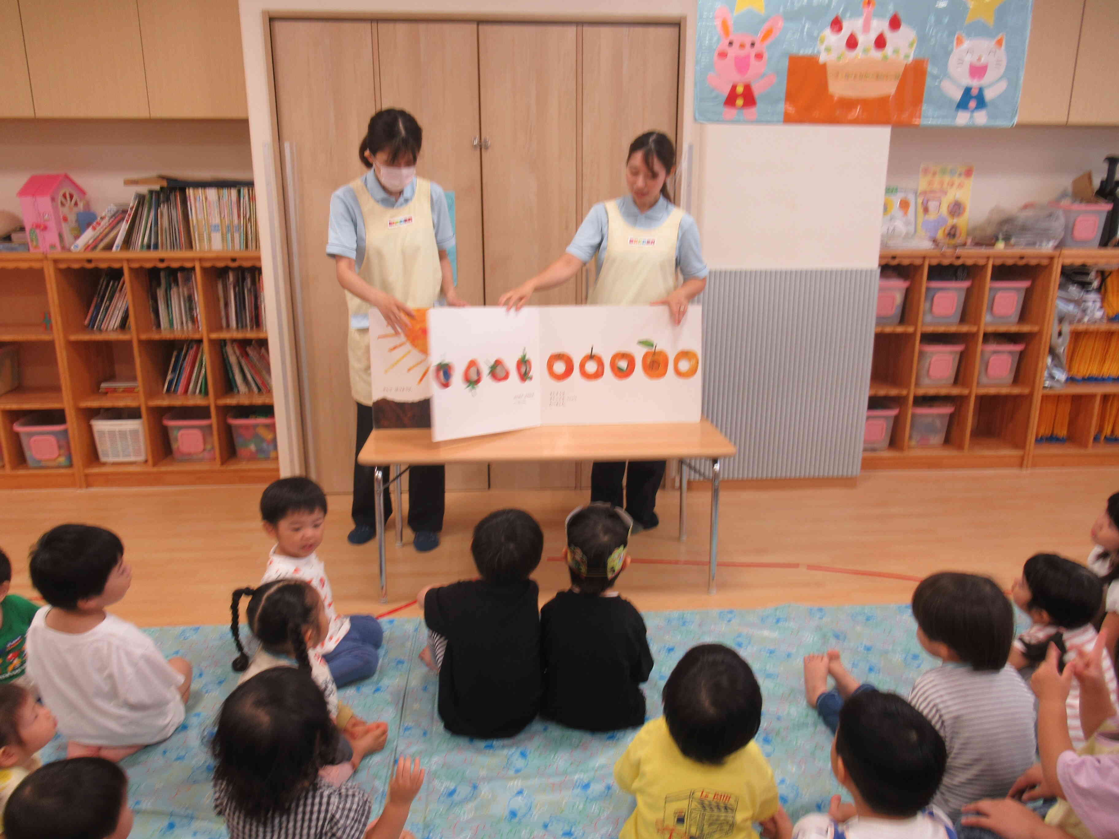 保育士からの出し物は巨大絵本！