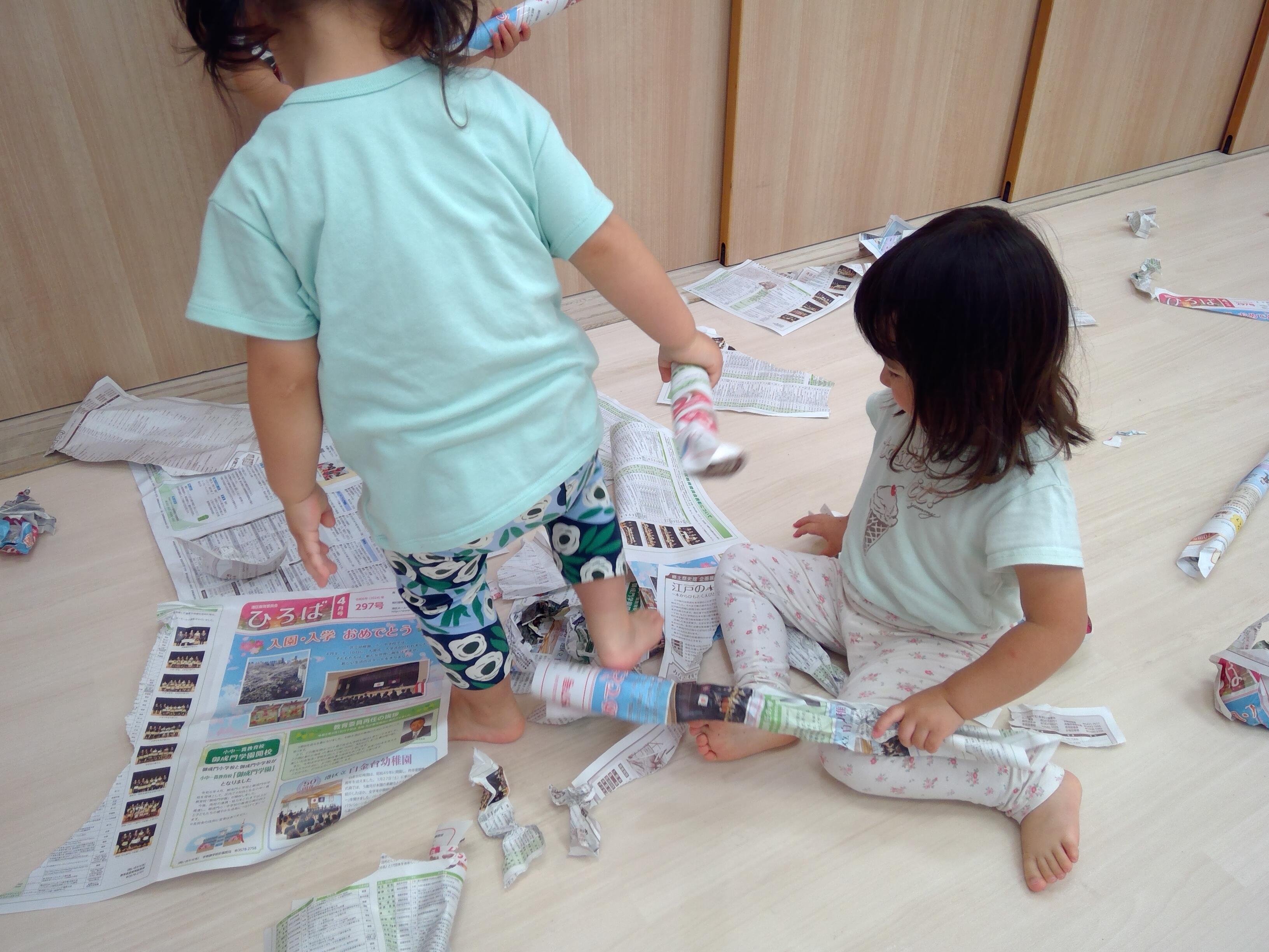 新聞紙踏み踏み！どんな感触かな？