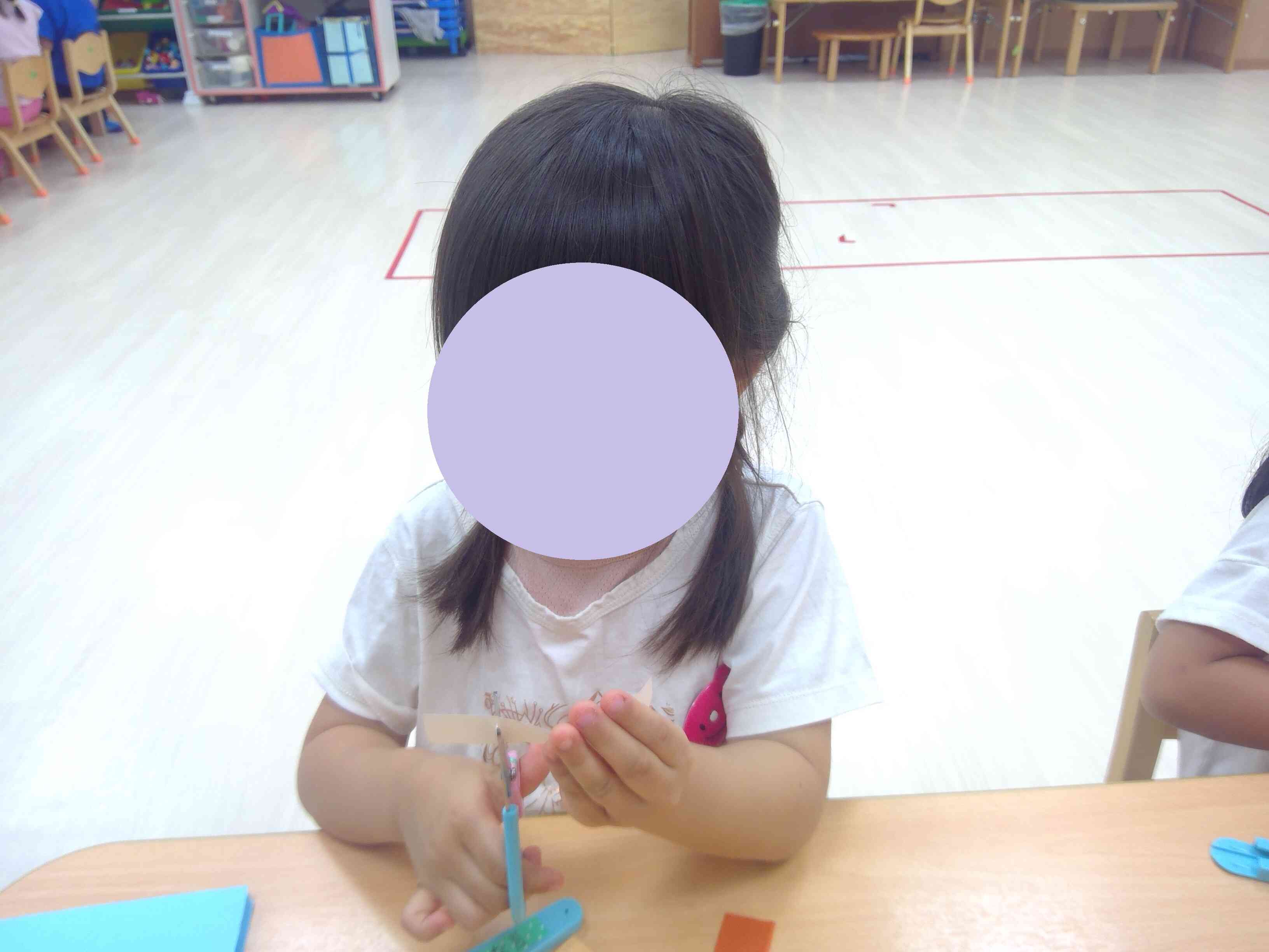 はさみの持ち方も覚えたよ☆