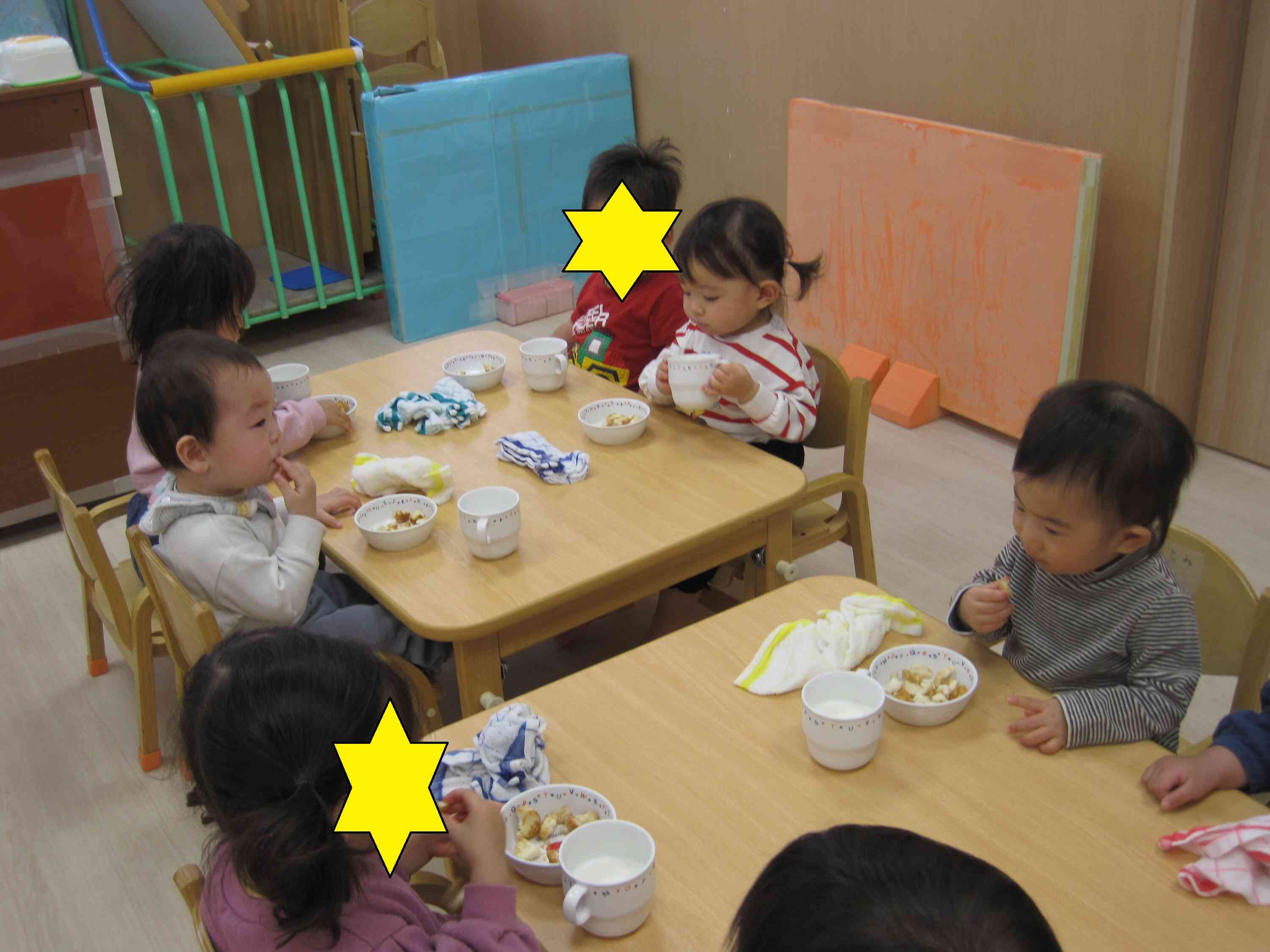 お昼寝から起きたらみんなで楽しいおやつの時間です☆