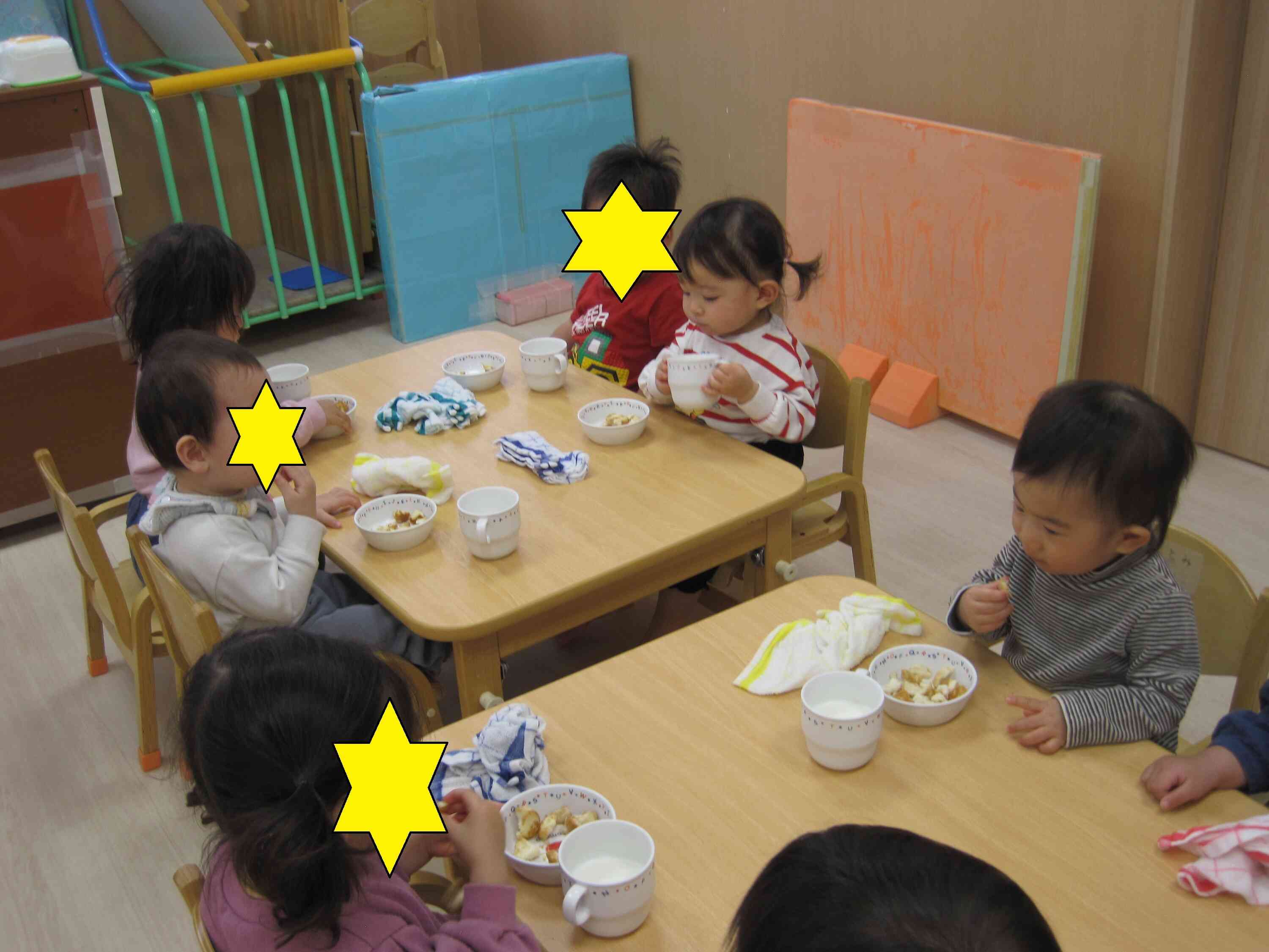 お昼寝から起きたらみんなで楽しいおやつの時間です☆