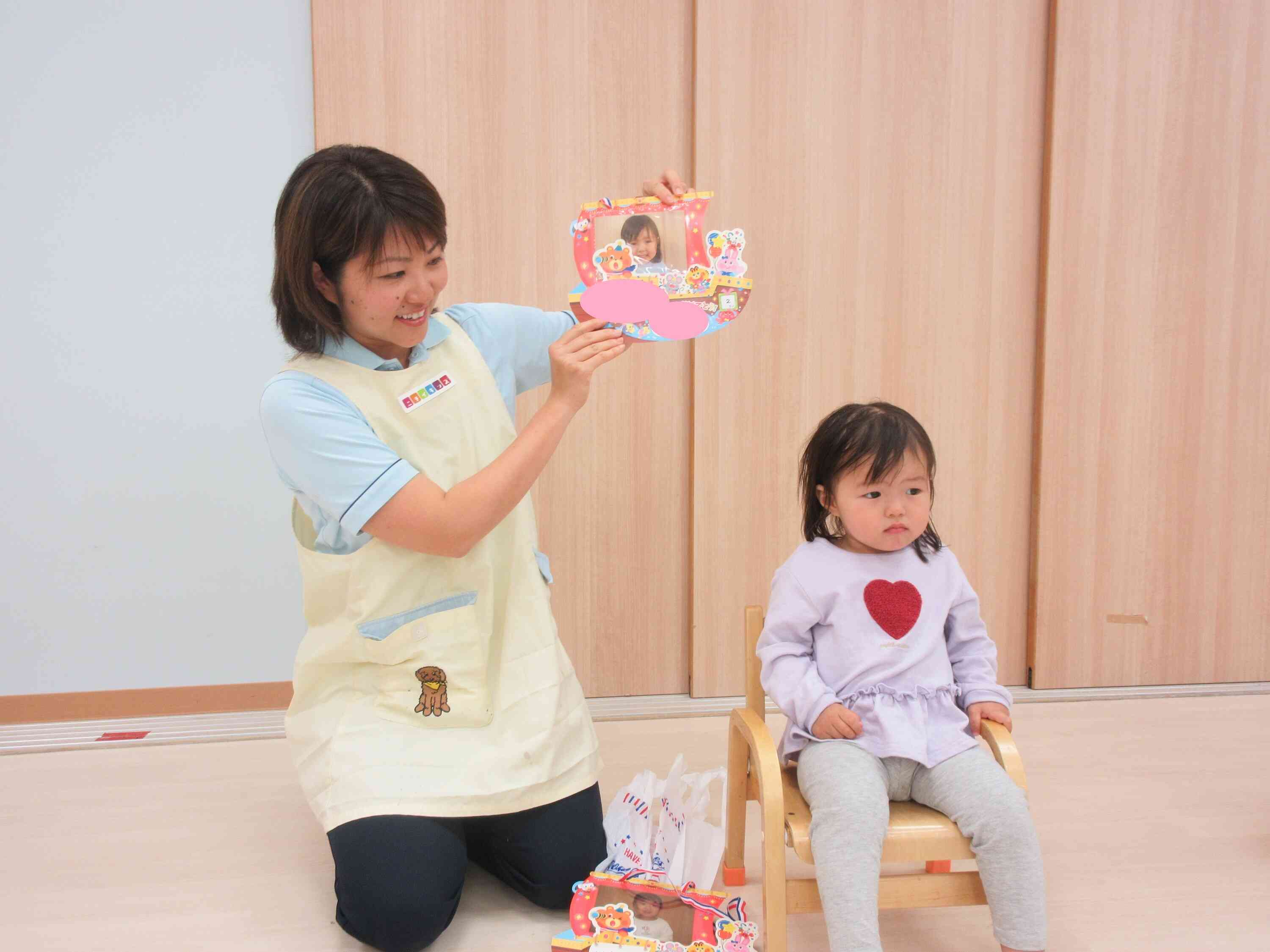 みんなの前に出てちょっぴり緊張してるかな・・・。
