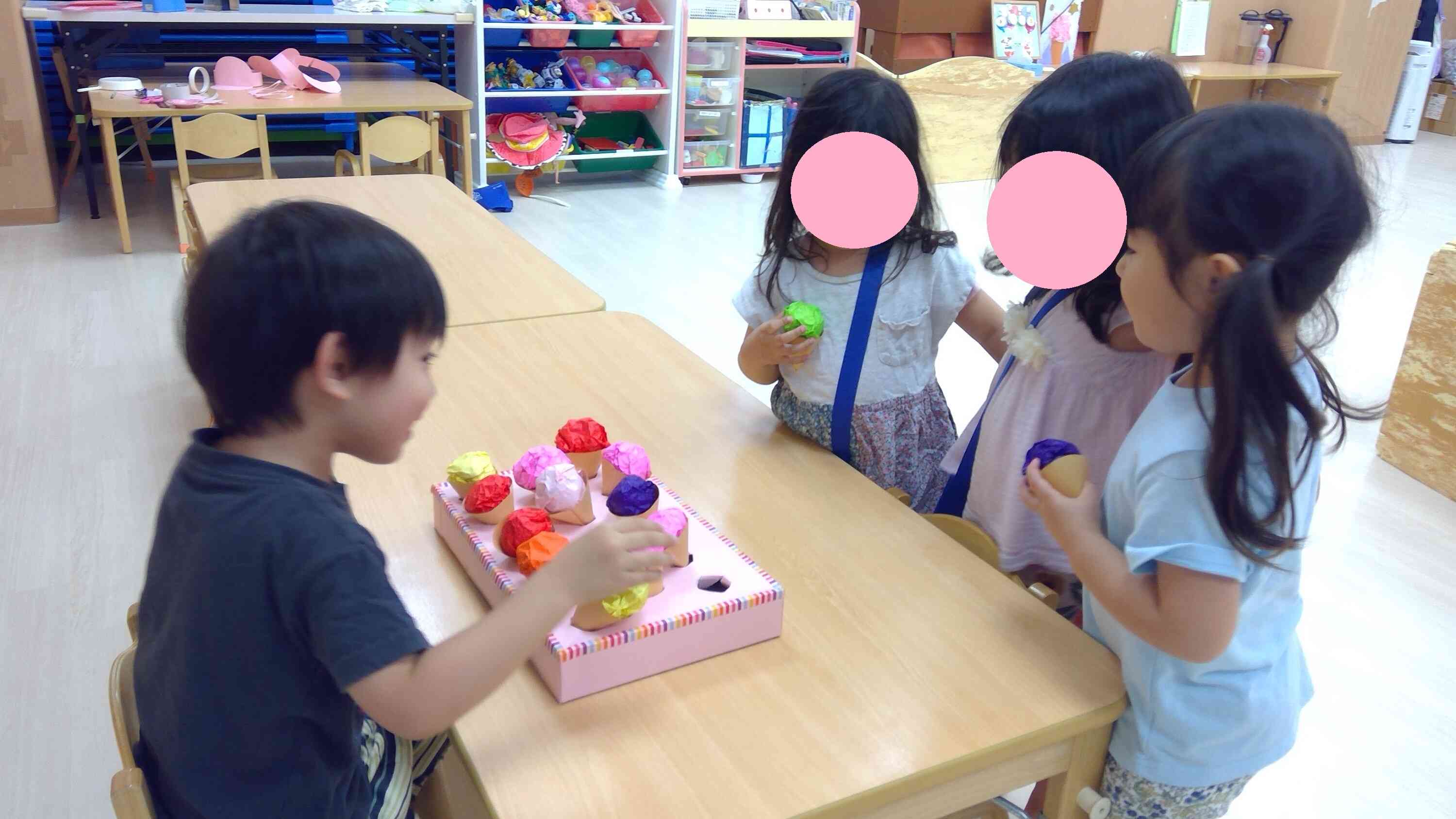 店員さんがアイスの説明をしています!