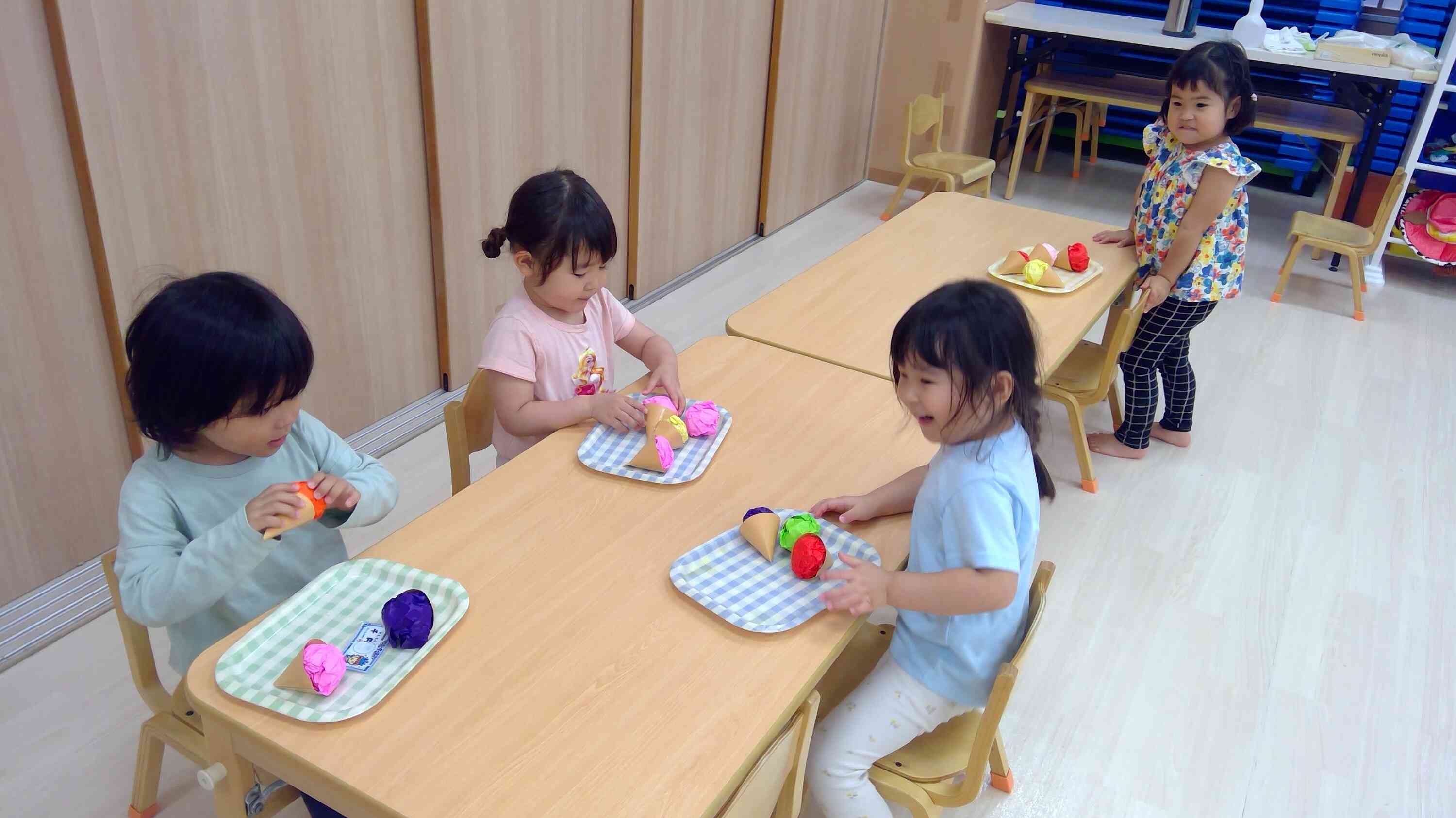 買ったアイスはみんなで食べます♪