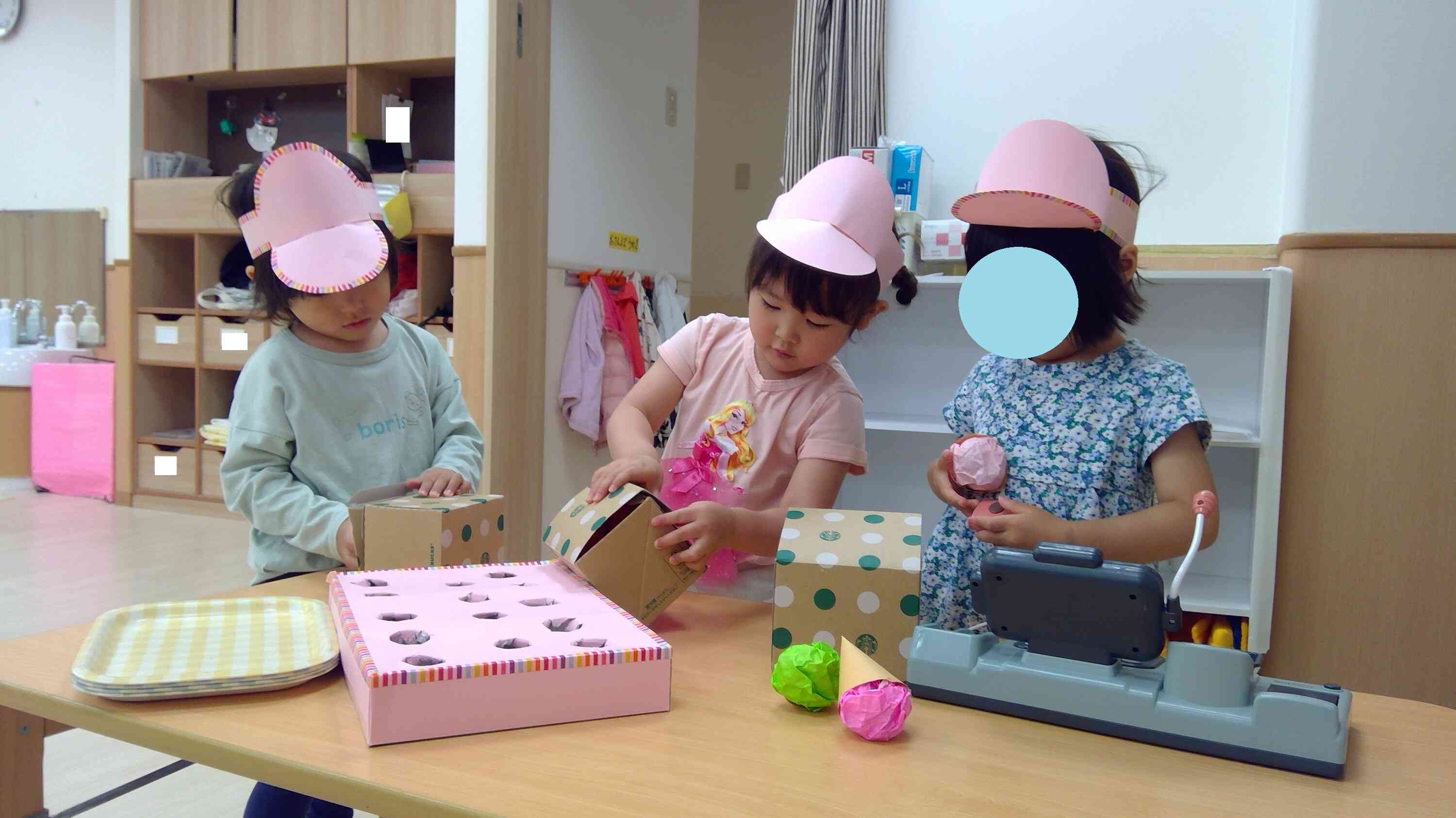 お持ち帰りのアイスは箱に入れてくれます☆