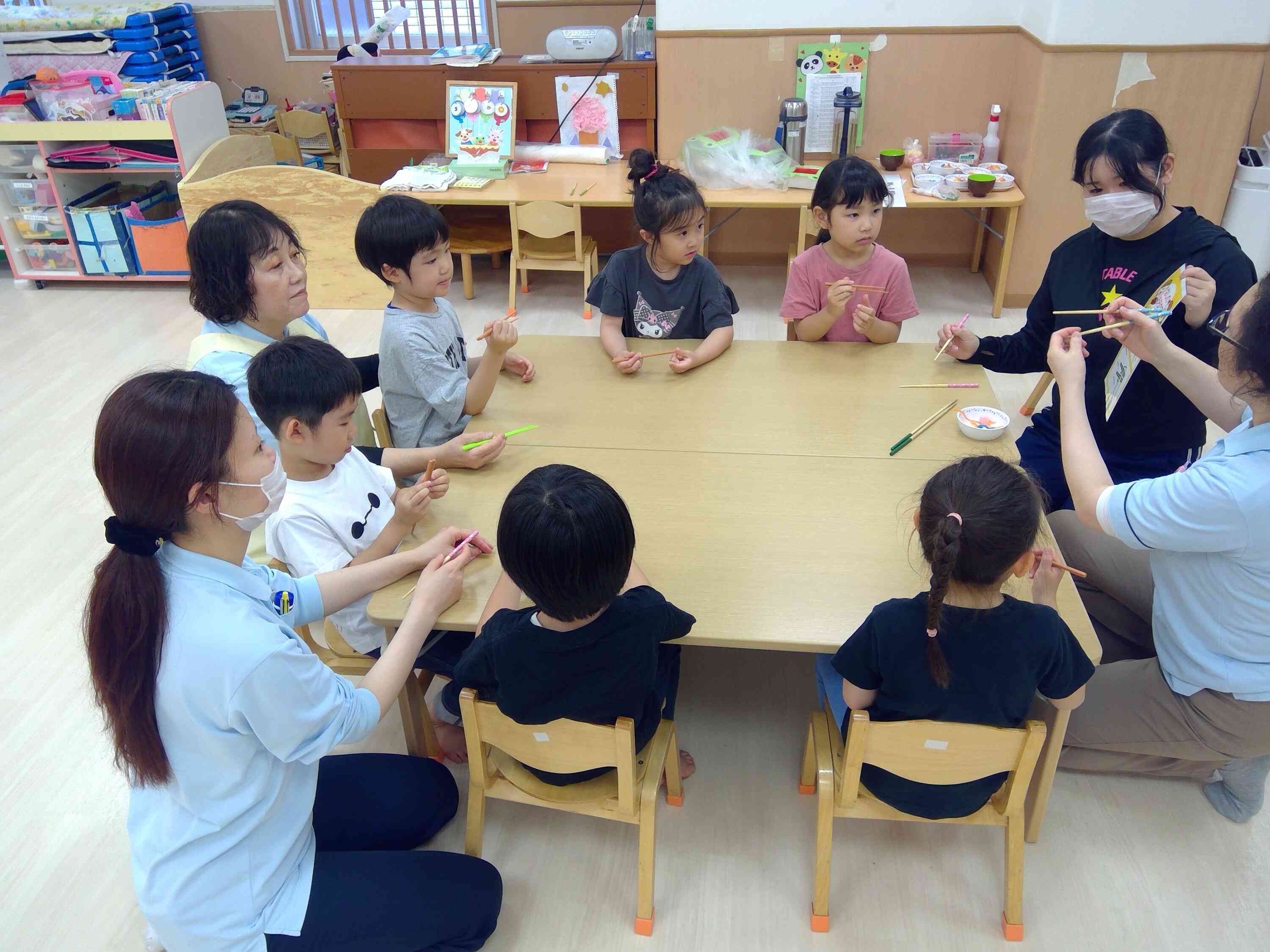 お箸に挑戦！（きりん組　5歳児）