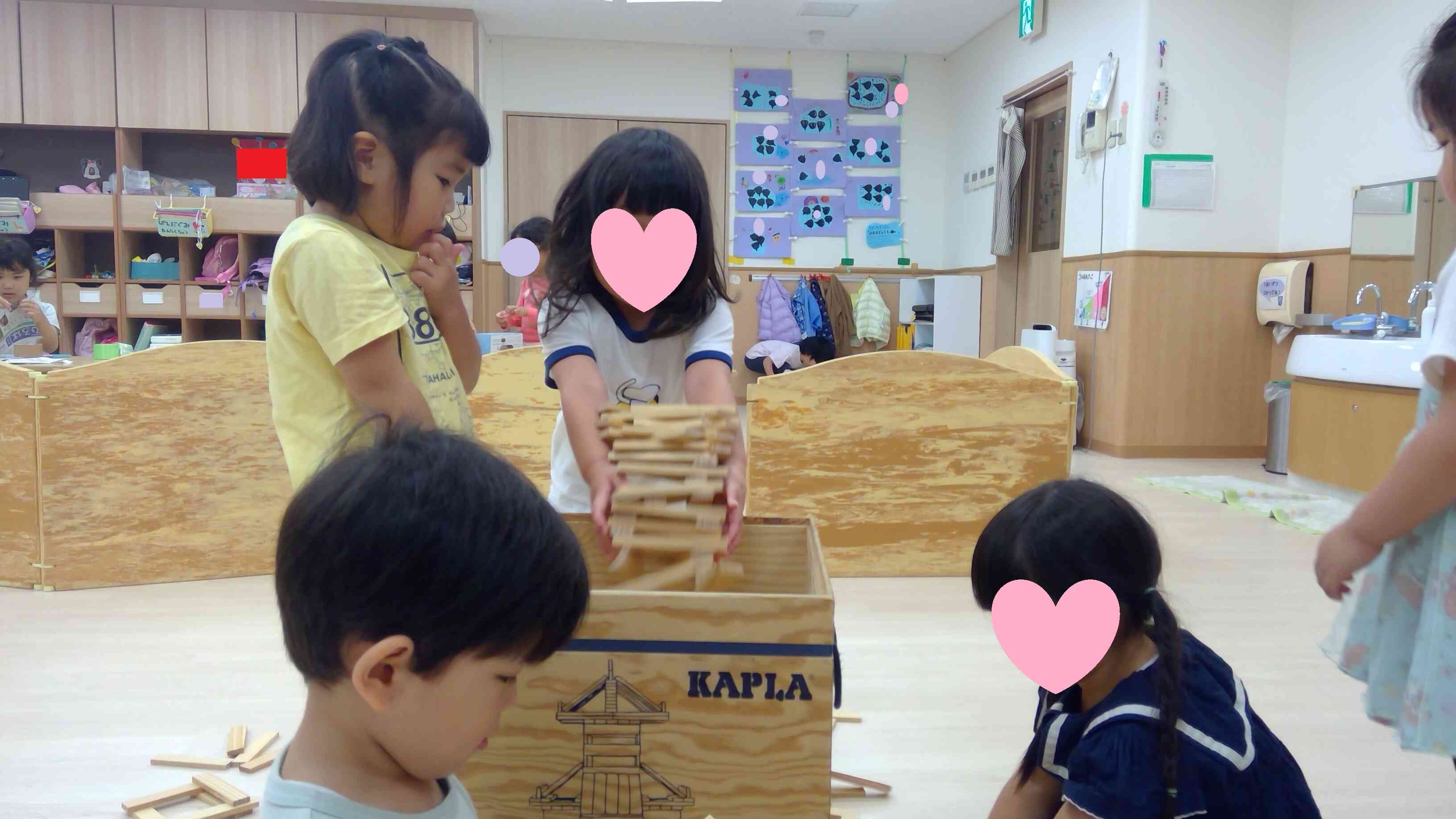 お片付けをしてから次の遊びへ…♪