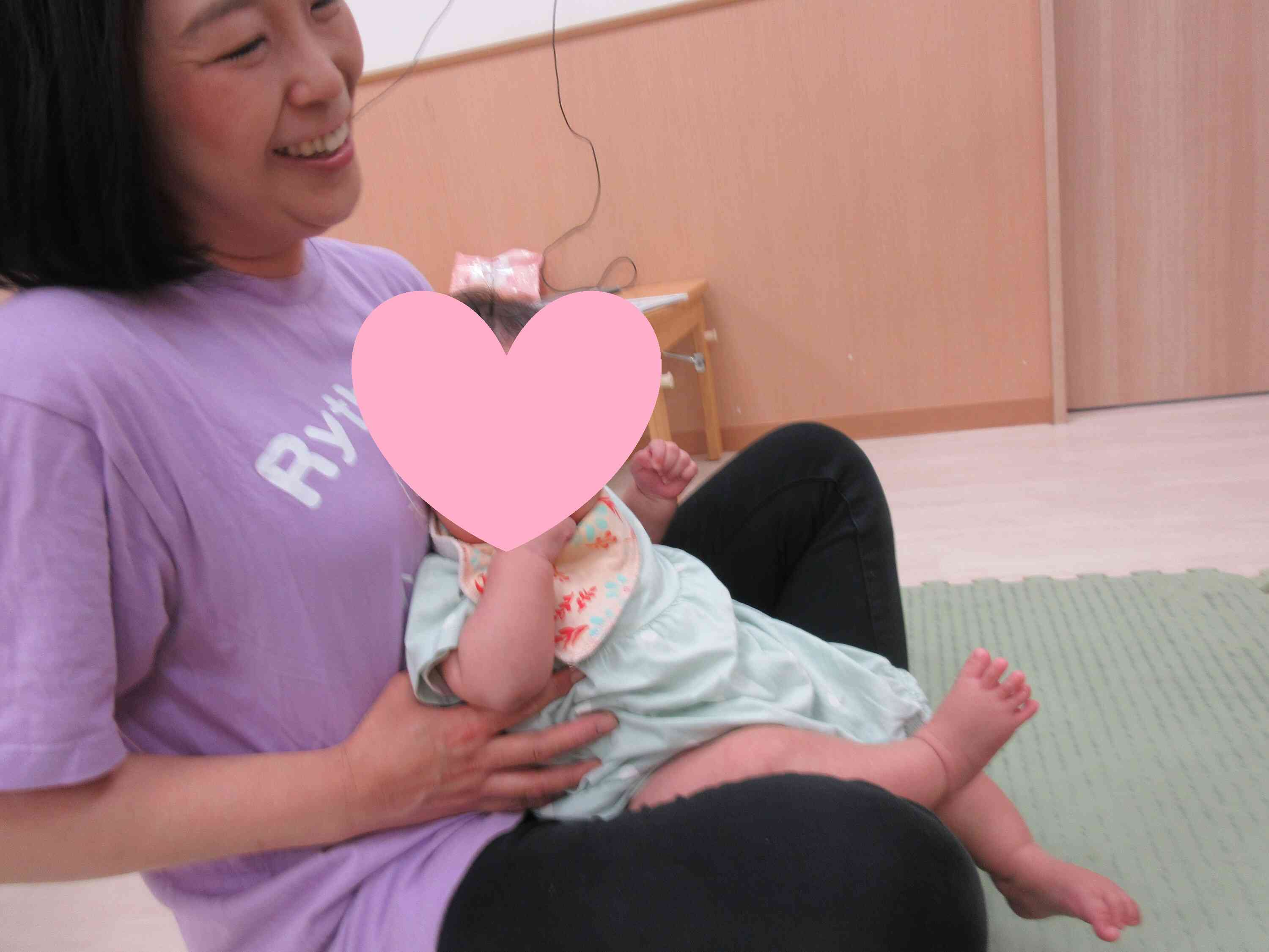先生のお膝に座ってリトミック楽しいね。