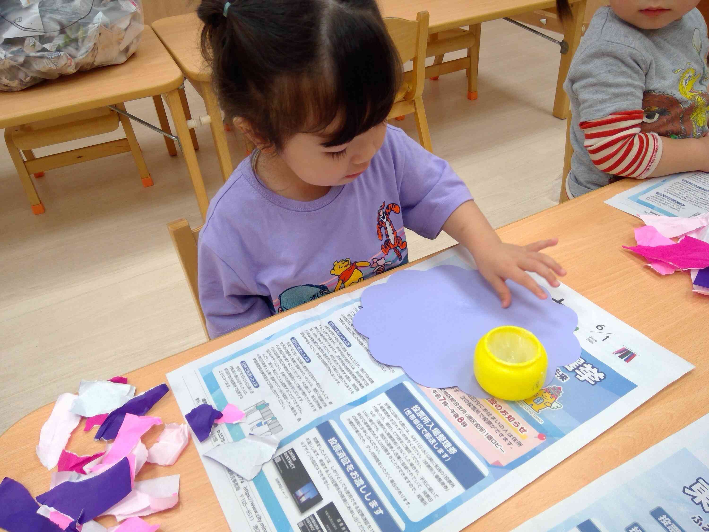 なんだかベタベタするな。。。とおそるおそる触る子も…☆