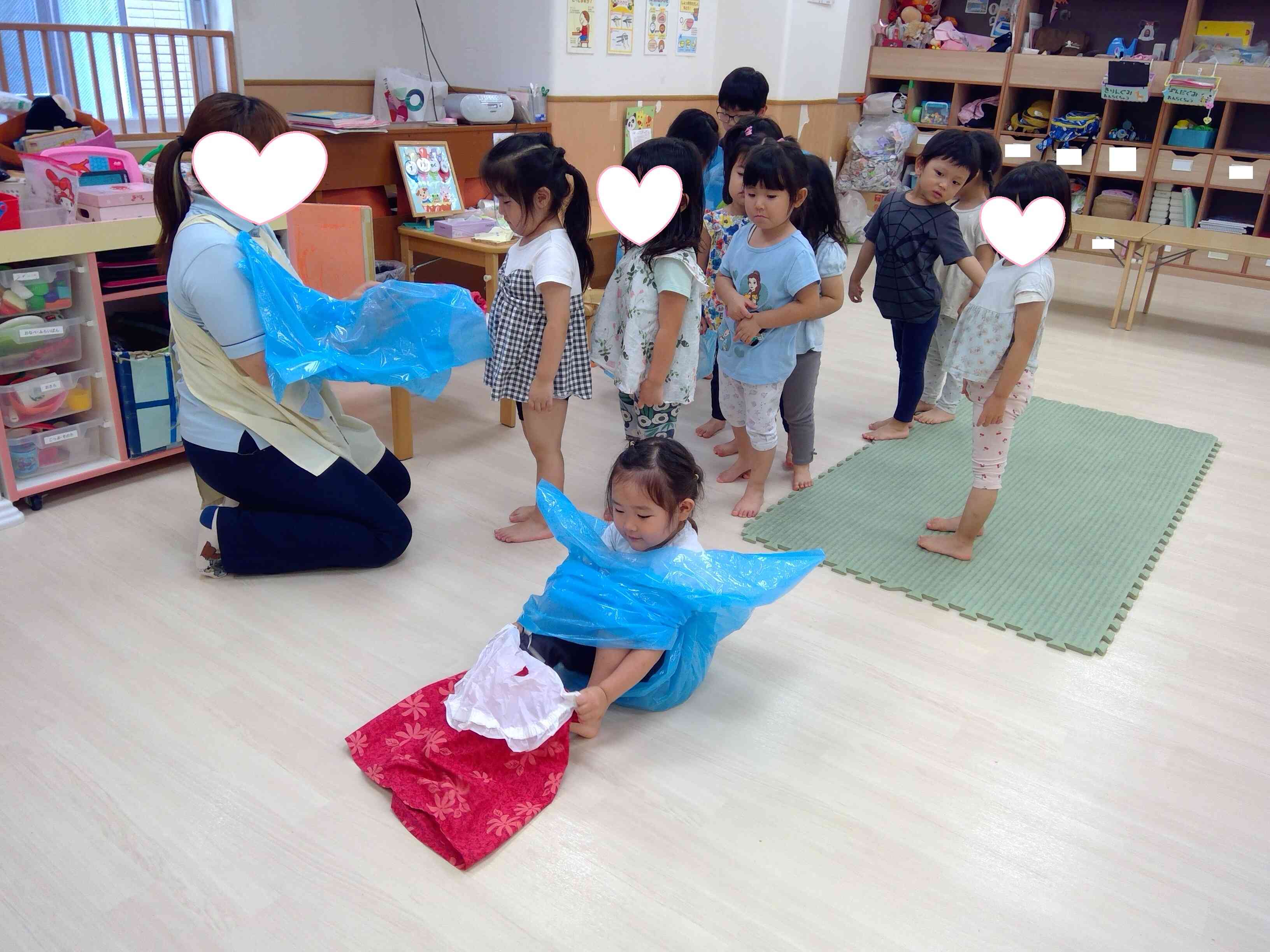 3歳児さんは座ってなら、履けそうかな？