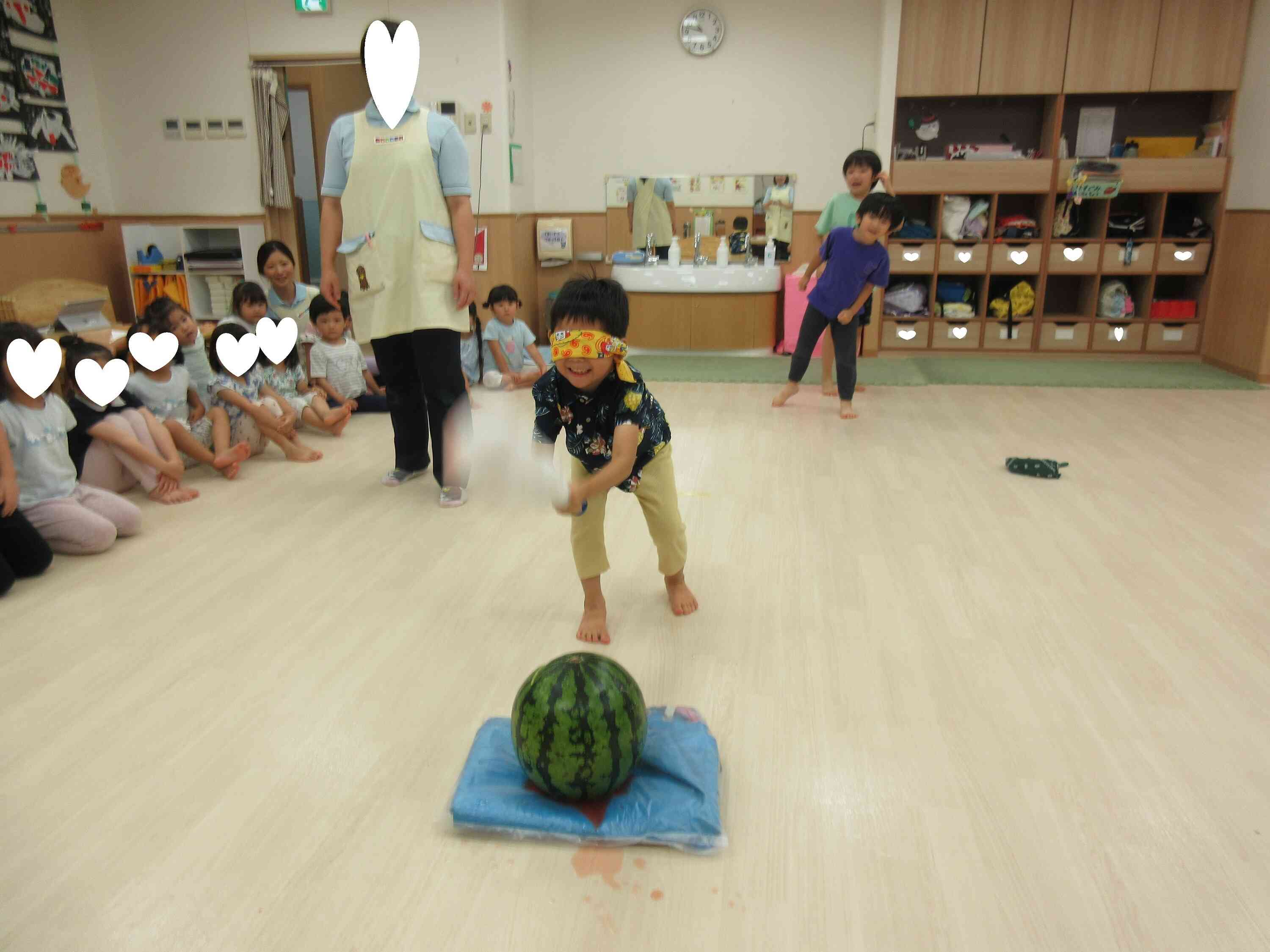 すいか割り☆あひる・りす・ぱんだ・きりん組（2歳児～5歳児）