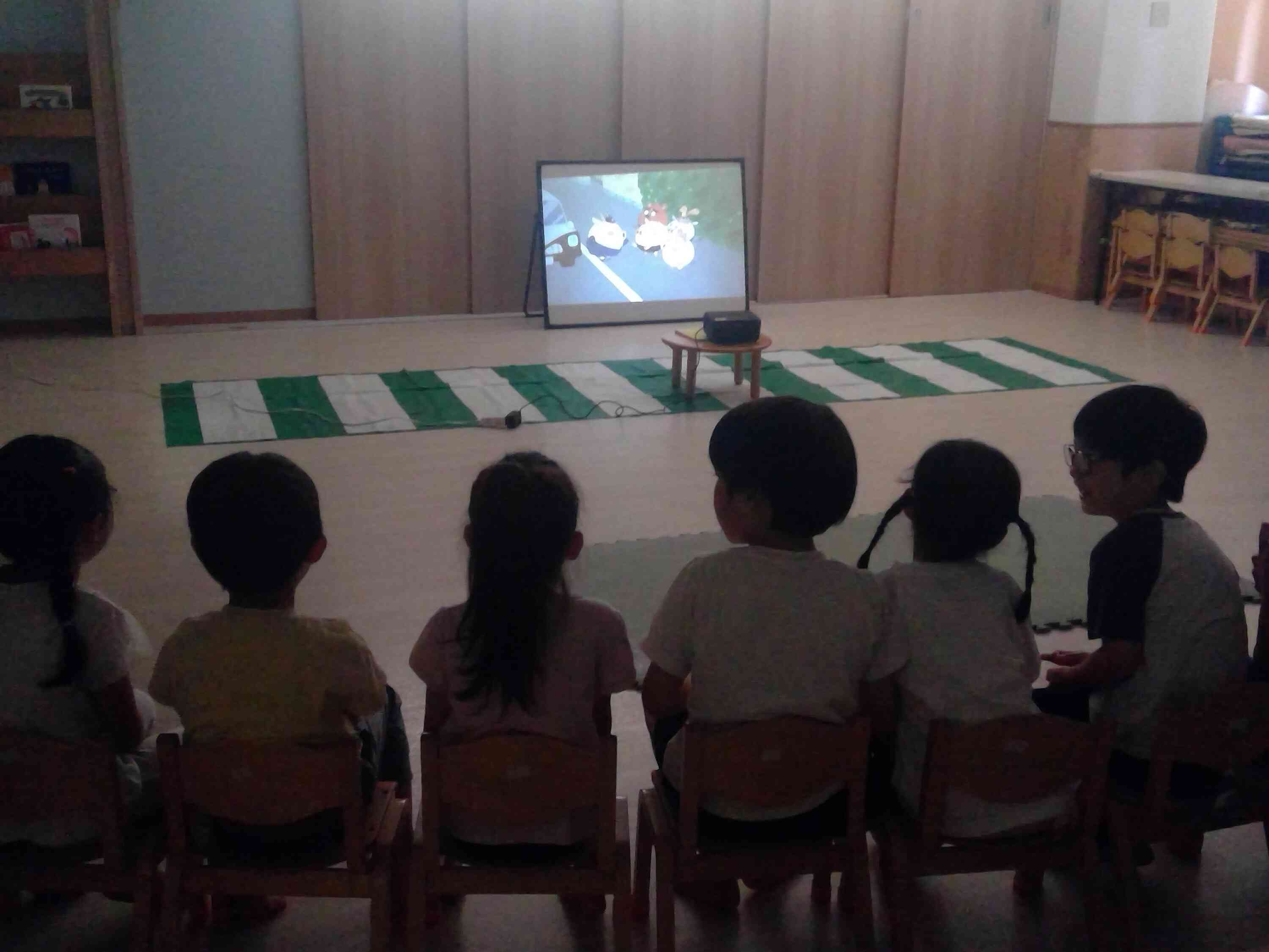 警察署の方が準備してくださったビデオを視聴しました。ちゃんと渡れるかな？