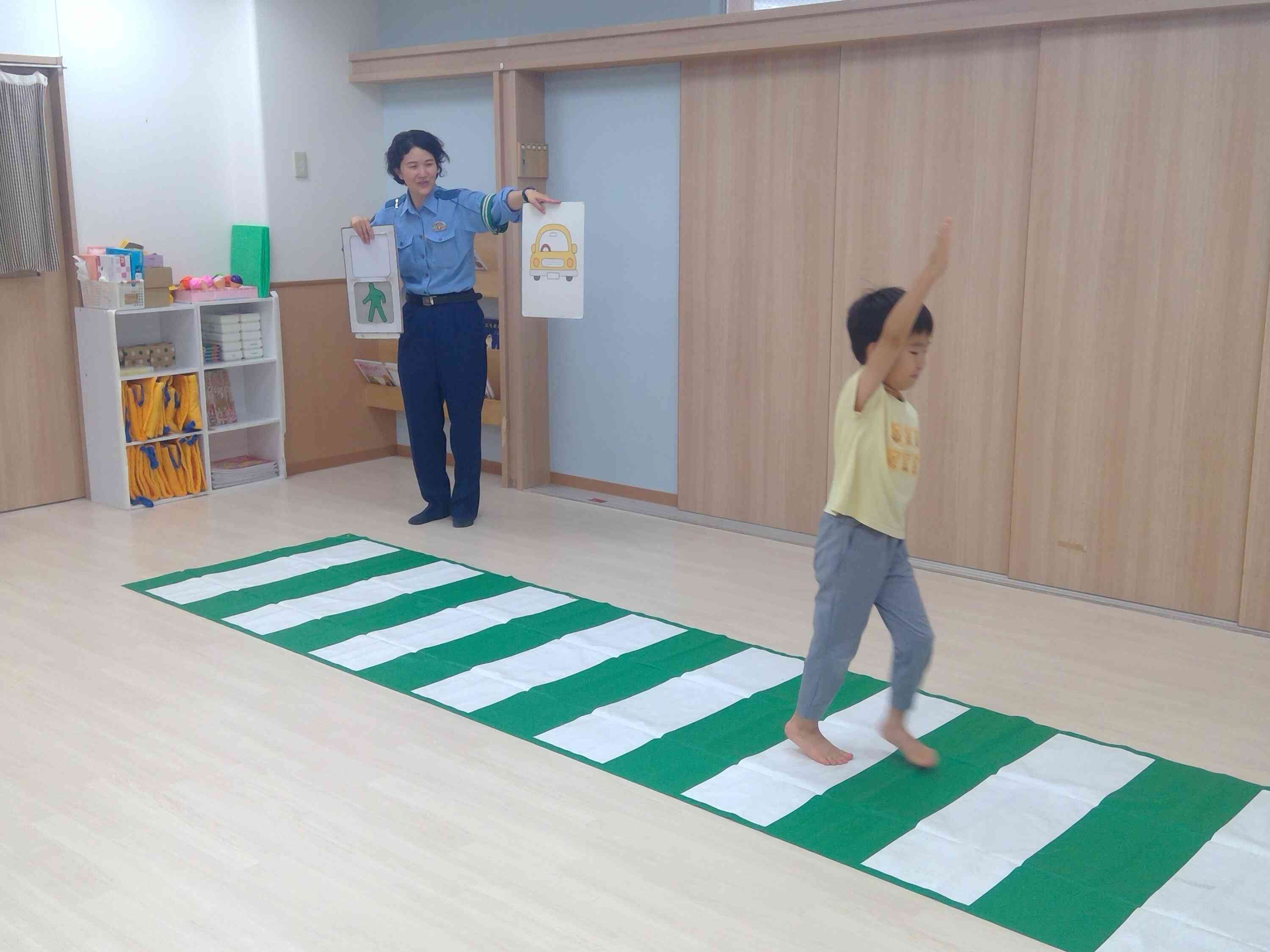 手を上げて渡れるよ~