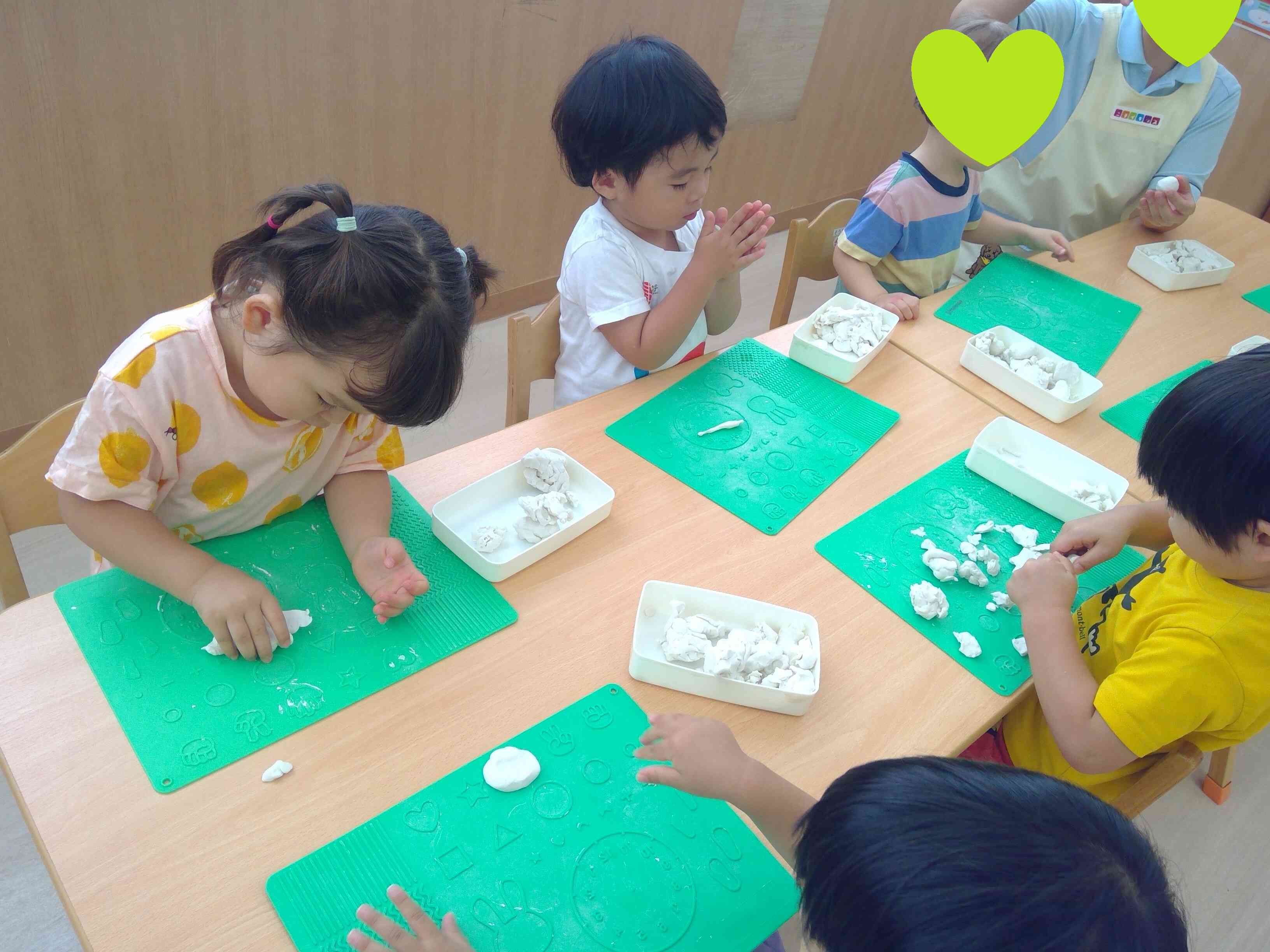 初めての粘土遊び。（2歳児あひる組）