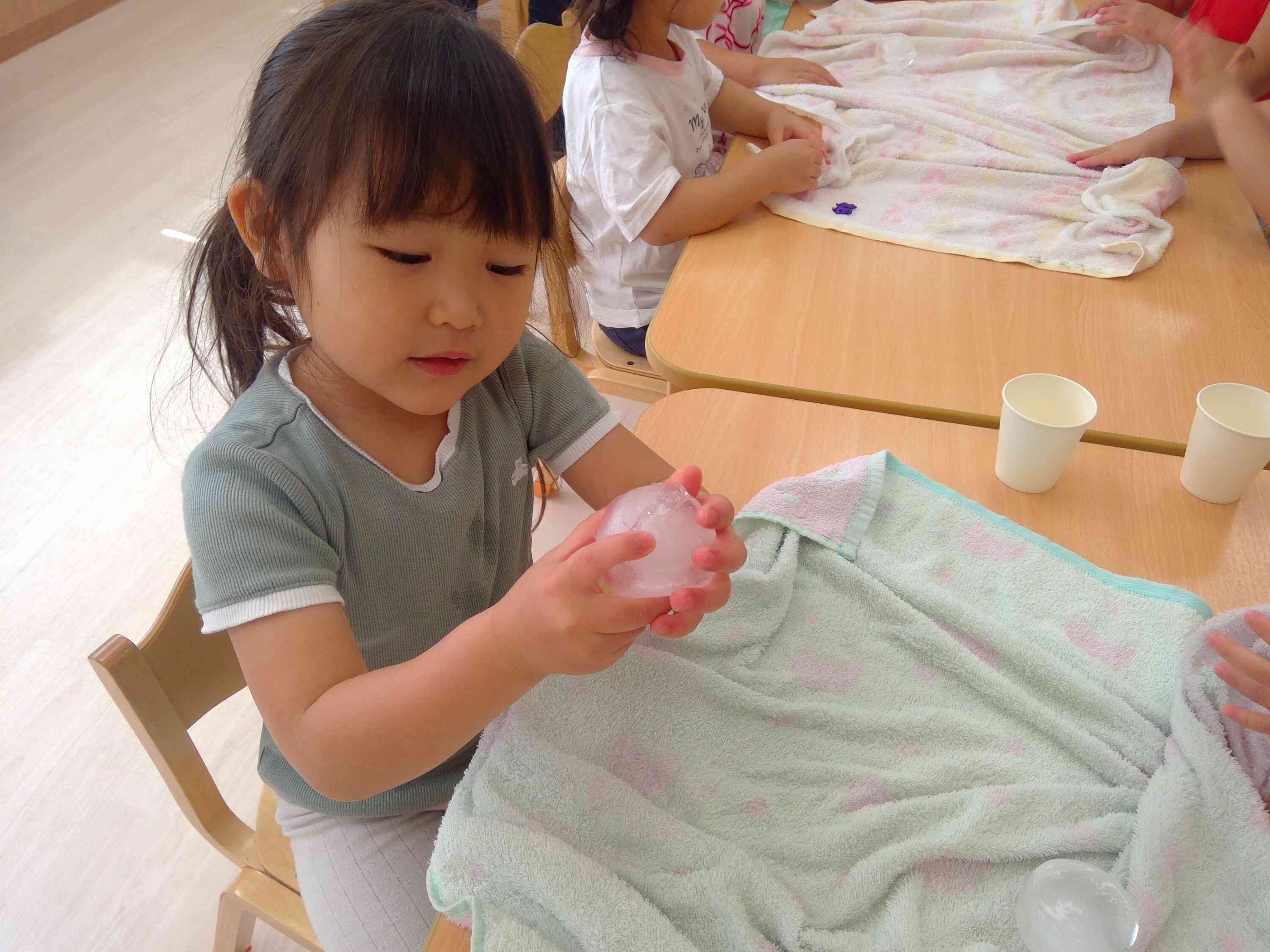 氷と温度で遊ぼう♪(3歳児りす組)
