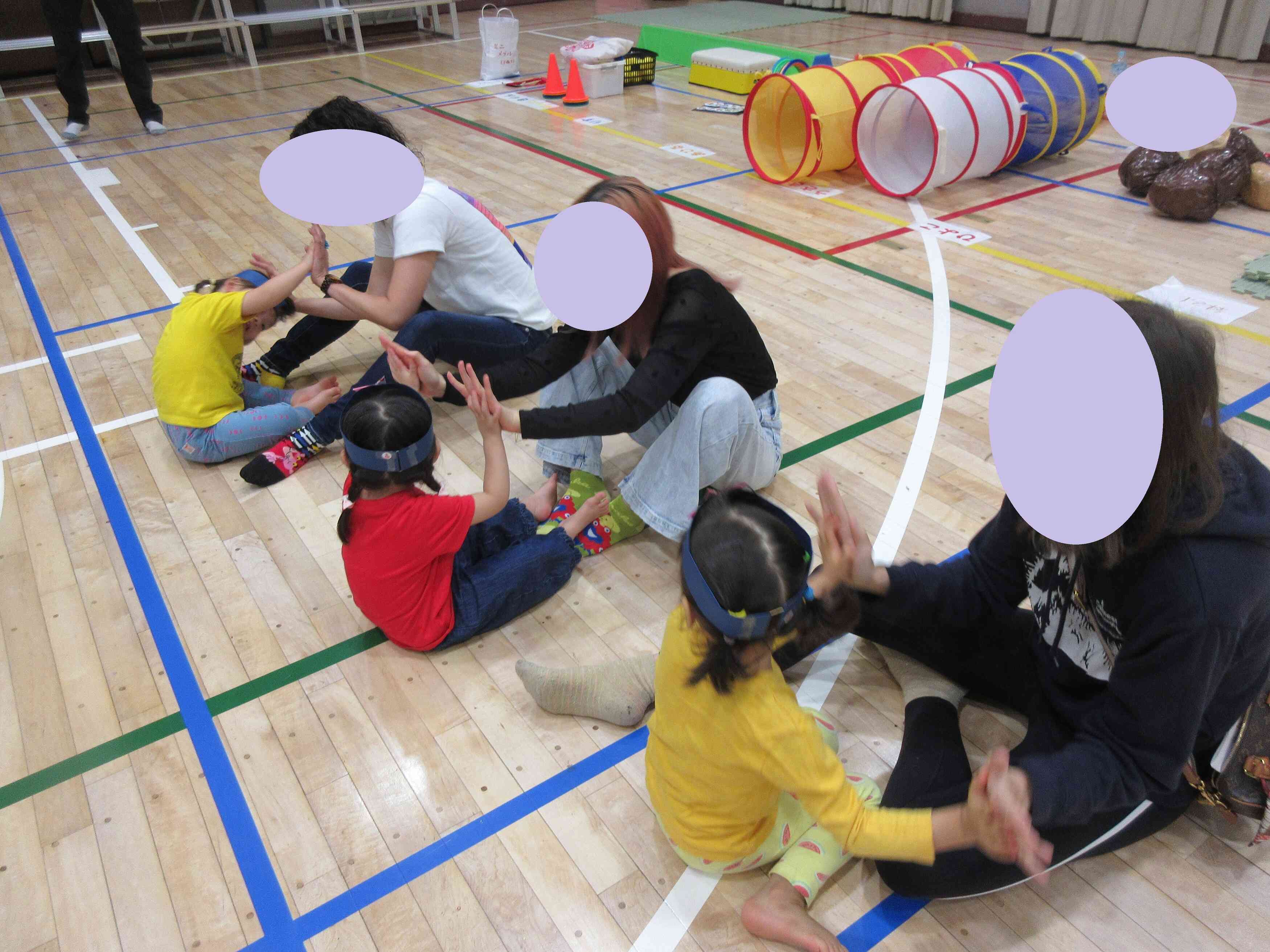 0.1.2歳児クラスの親子で「くっついた」のふれあい遊びを行いました♩