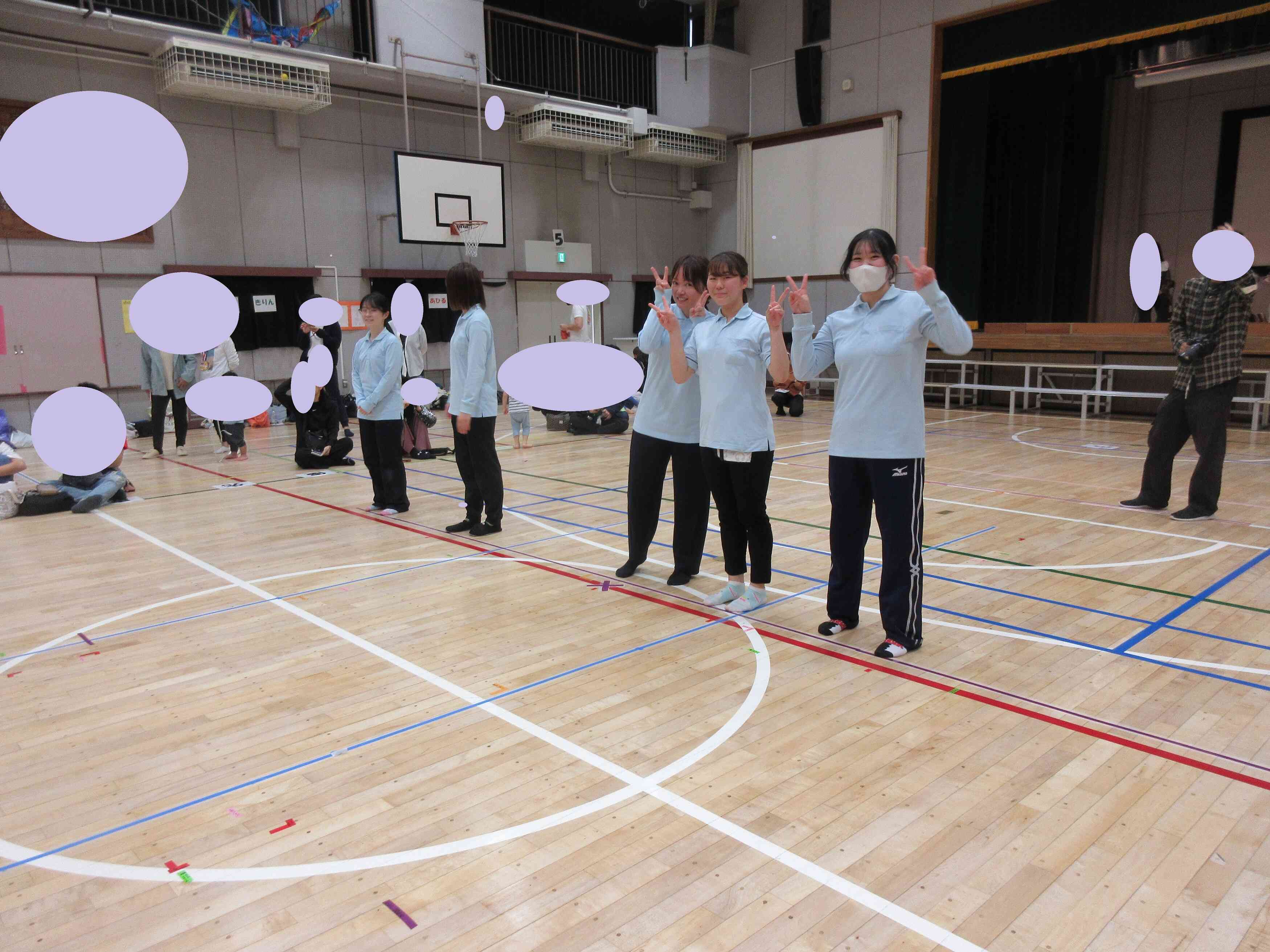 最後は幼児クラスの親子と先生でゲーム！先生たちもやる気満々です！